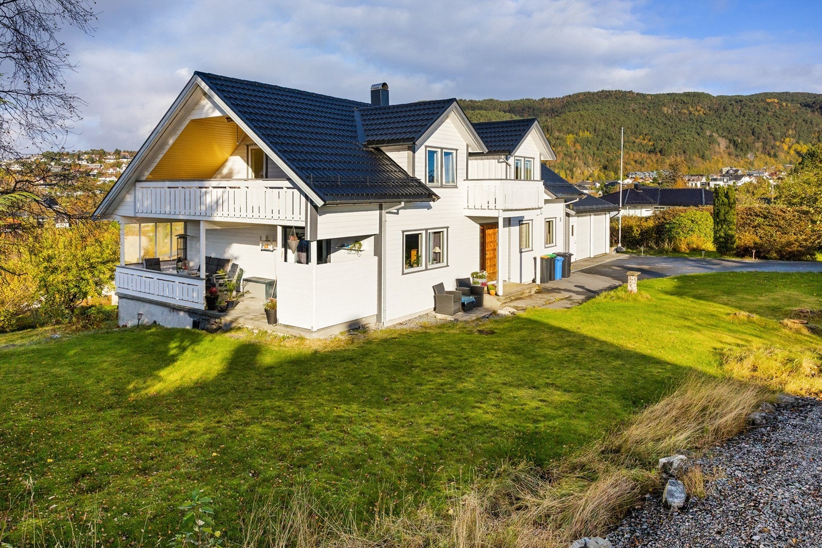 Solrik tomt med stor hage. Galleribilde