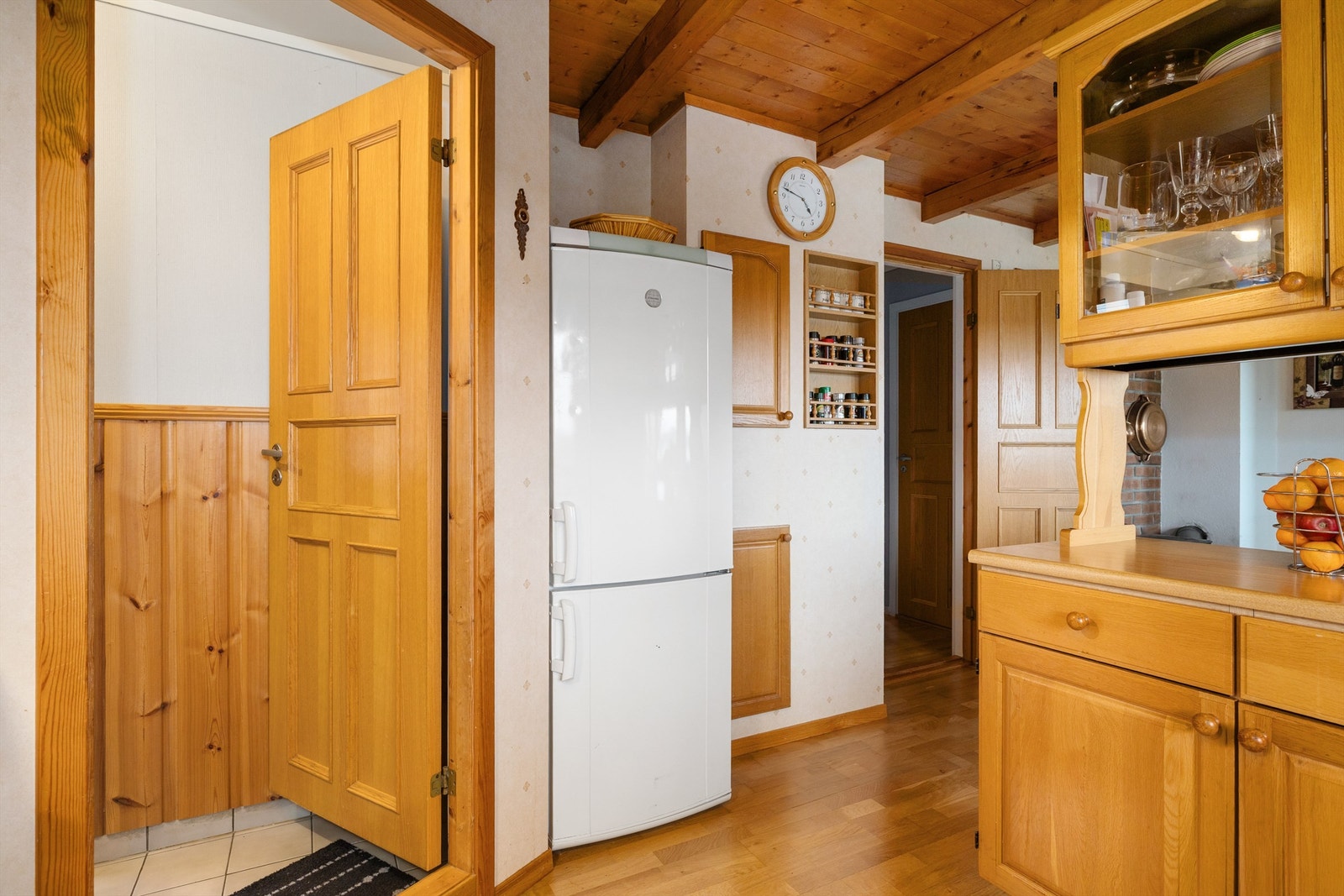 Kjøkkenet har god skapplass og plass til kjøl og frys. Galleribilde