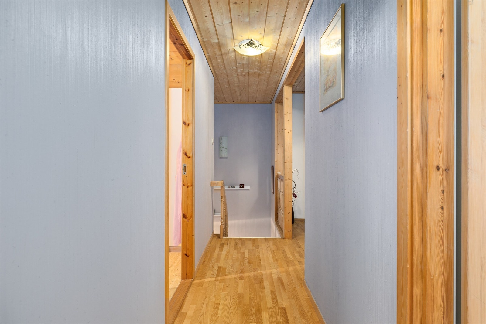 Gang i loftsetasjen med adkomst til soverom og bad. Galleribilde