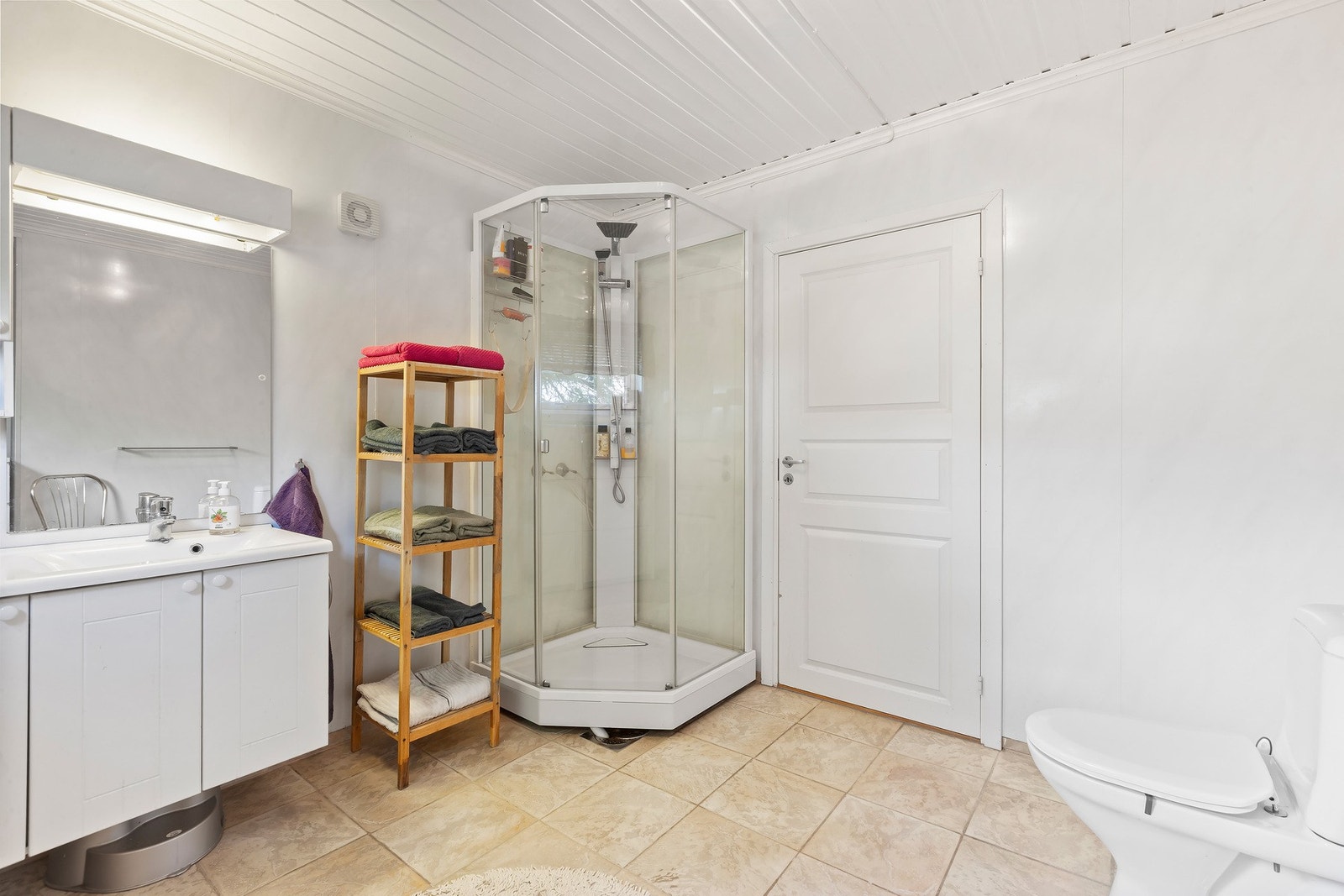 Badrommet har Innredning, toalett, dusjkabinett med glassvegger. Galleribilde