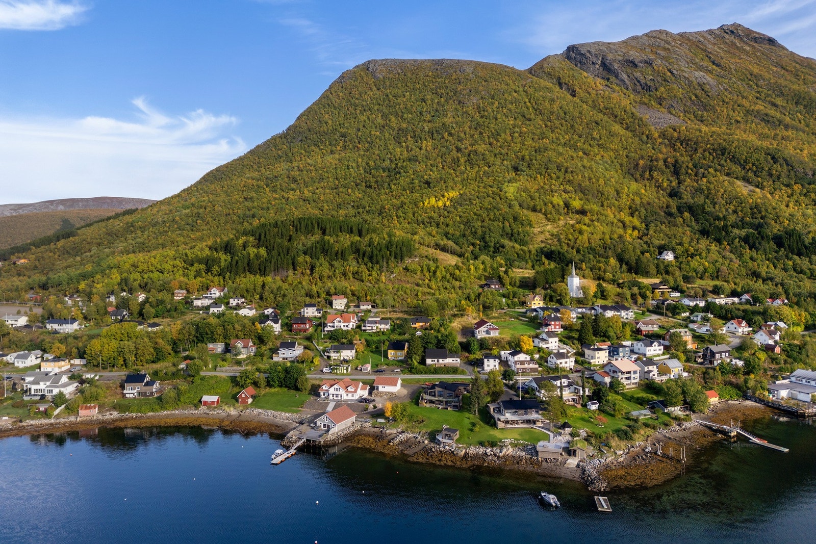 Sigerfjord er en levende bygd med barneskole, barnehage og kafe i den gamle kirka. Det er ca.10 km til Sortland hvor du finner alle fasiliteter. Galleribilde