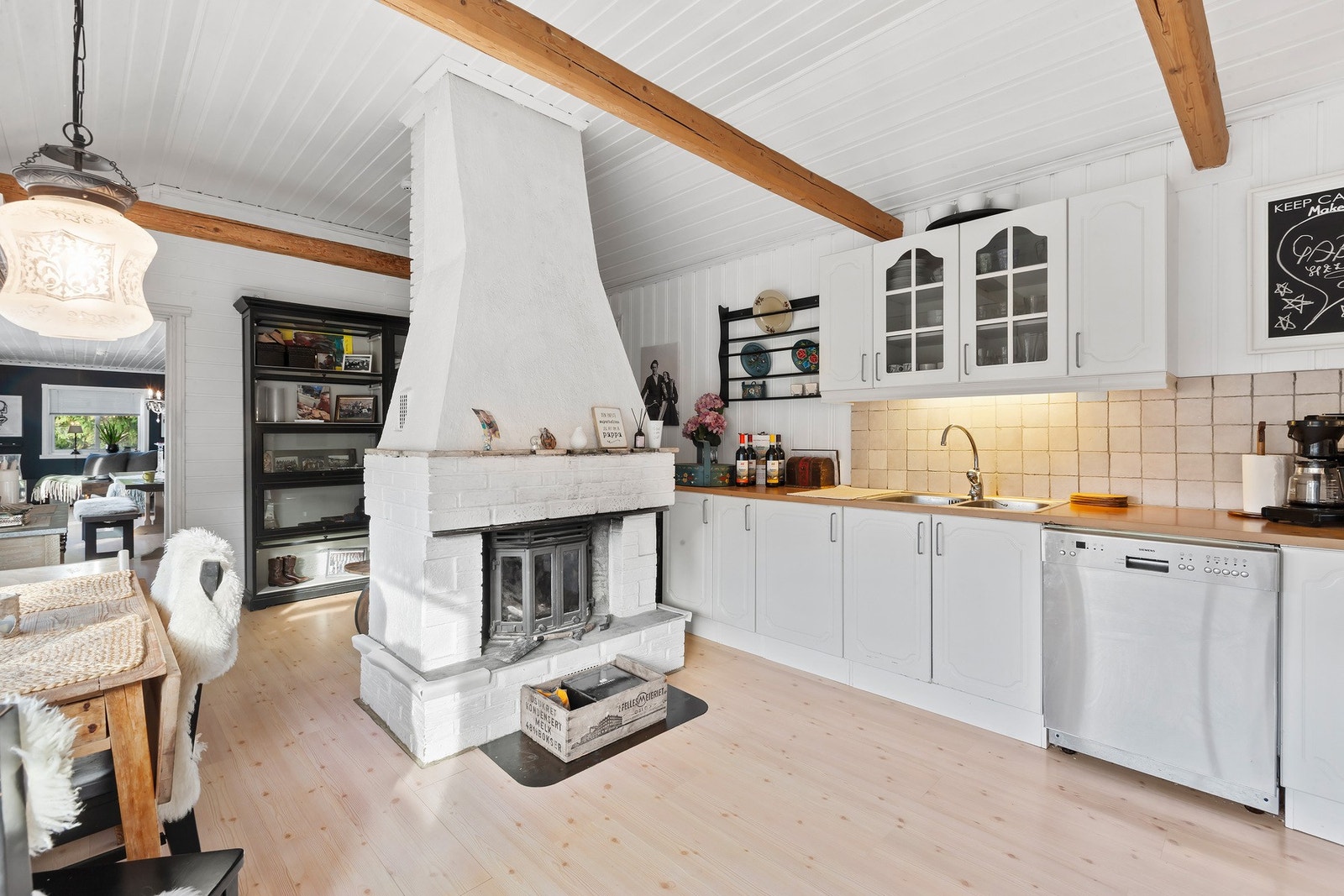 Den originale peisen står sentrert i kjøkkenet og gir rommet særpreg. Galleribilde