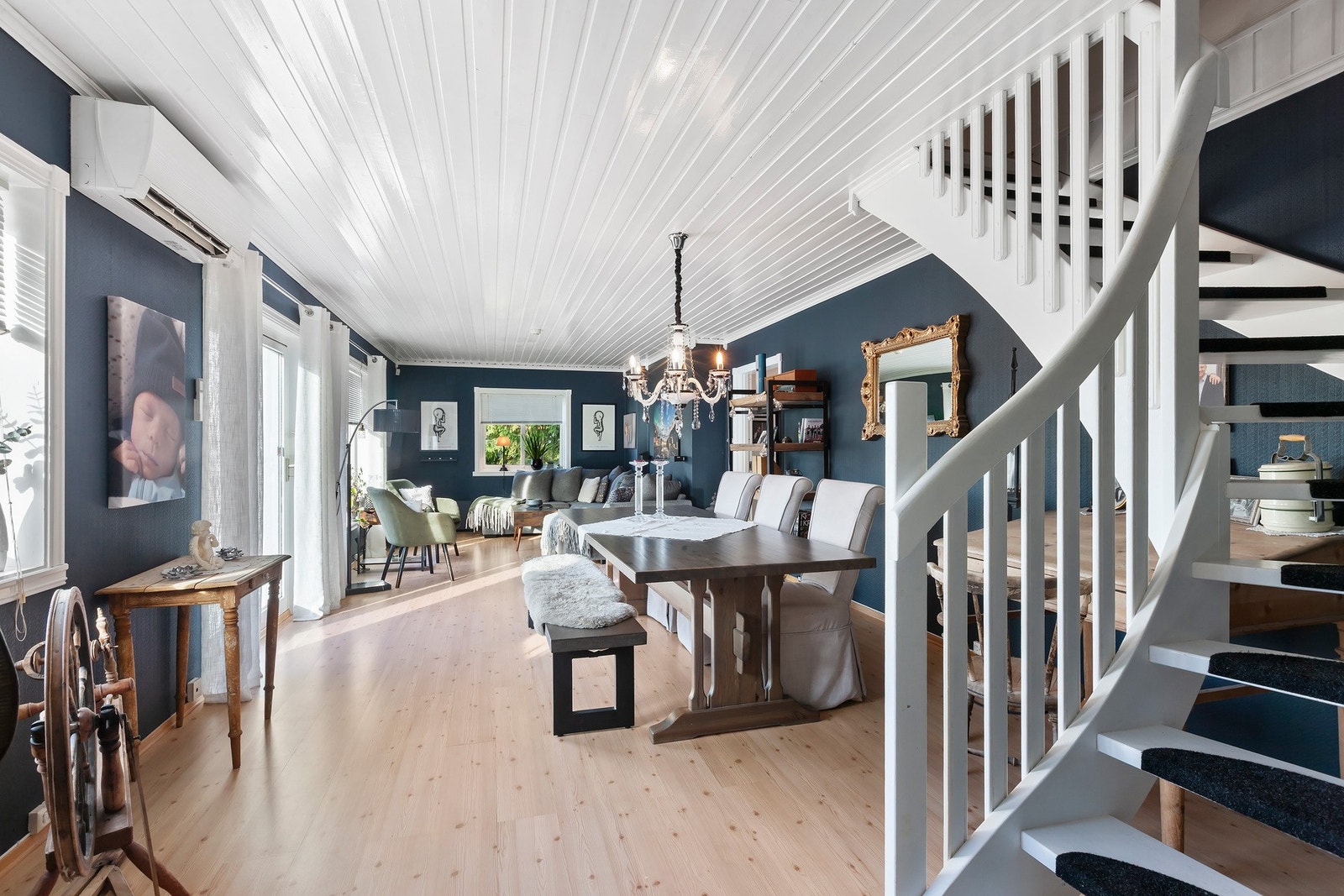 Stue er utført i moderne tiltalende farger. Galleribilde