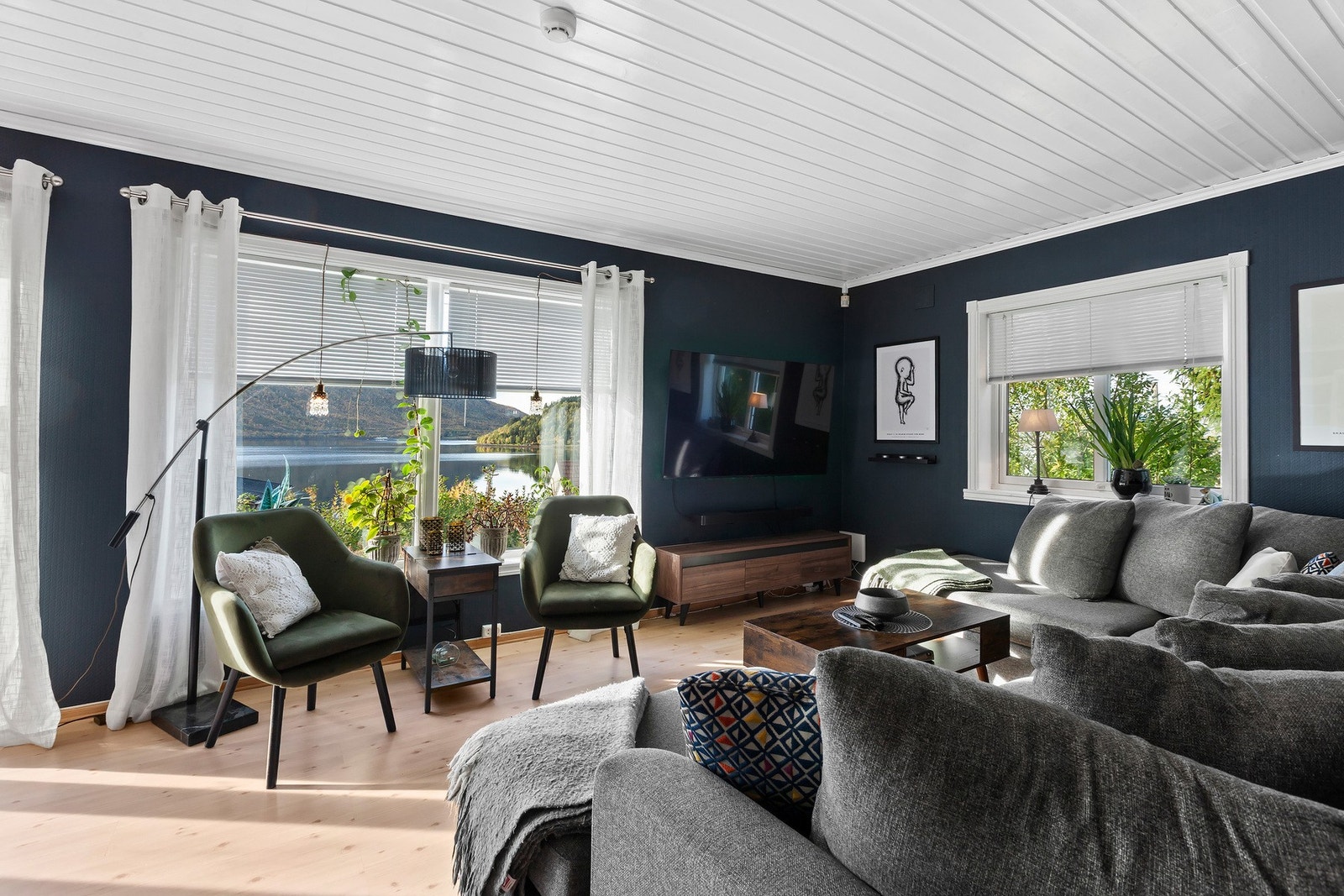 Store vindusflater gir rommet rikelig med naturlig dagslys. Galleribilde