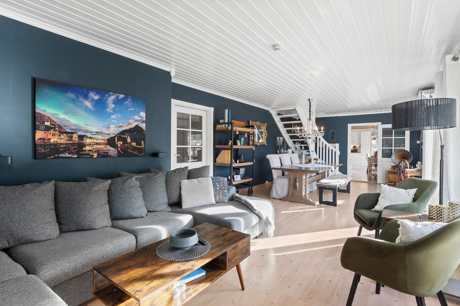 Plass til både sofagruppe og spisestue. Galleribilde