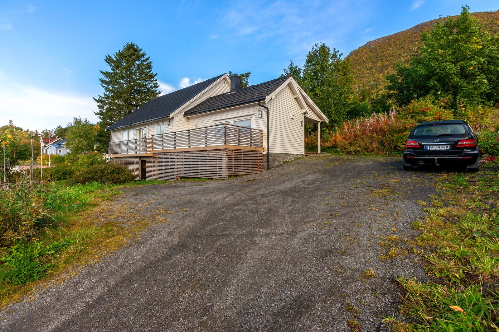 Gruset innkjørsel og parkeringsområde. Galleribilde