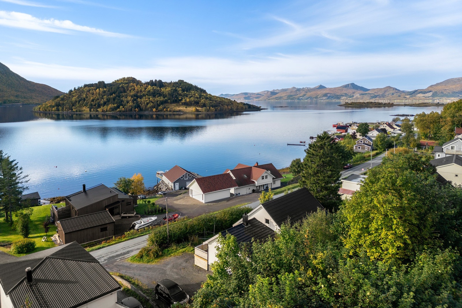 Eiendommen ligger lunt og fint til i Sigerfjorden. Galleribilde
