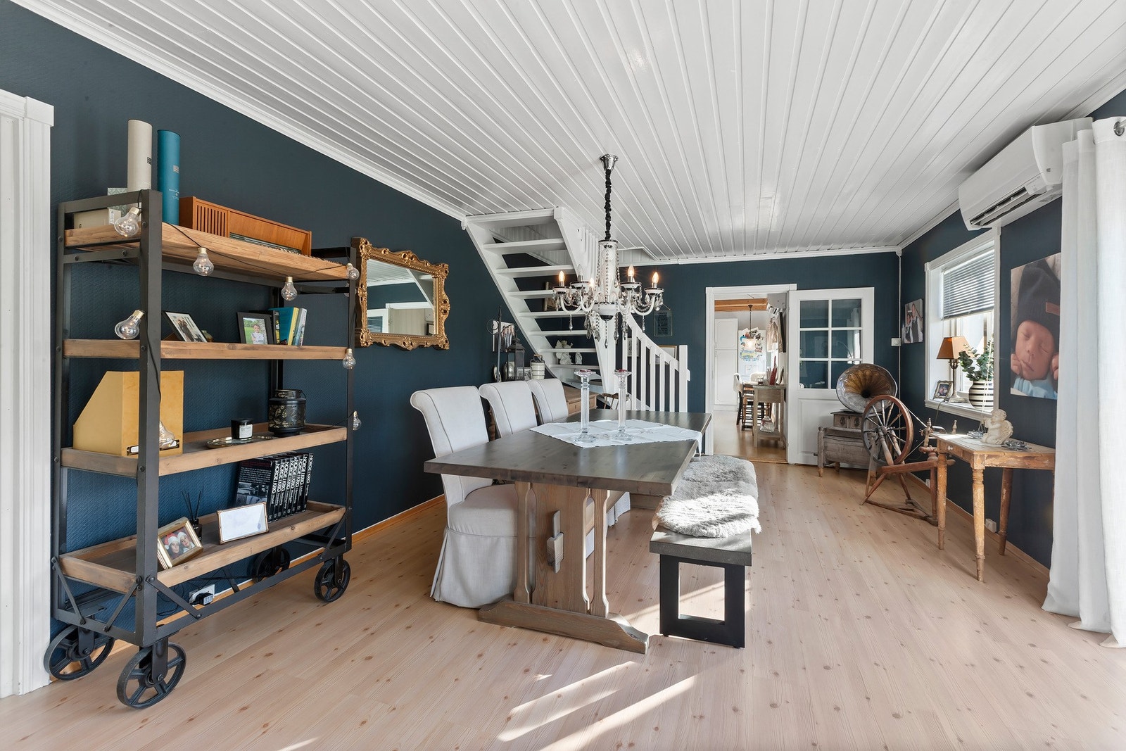 Fra stue mot kjøkken. Galleribilde