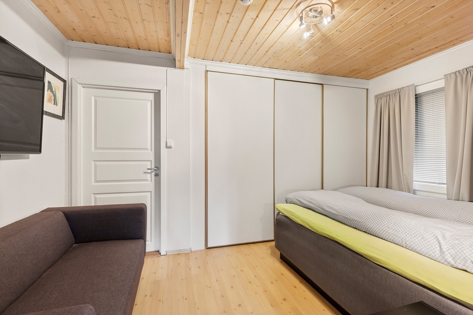 Romslig soverom med skyvedørsgarderobe. Galleribilde