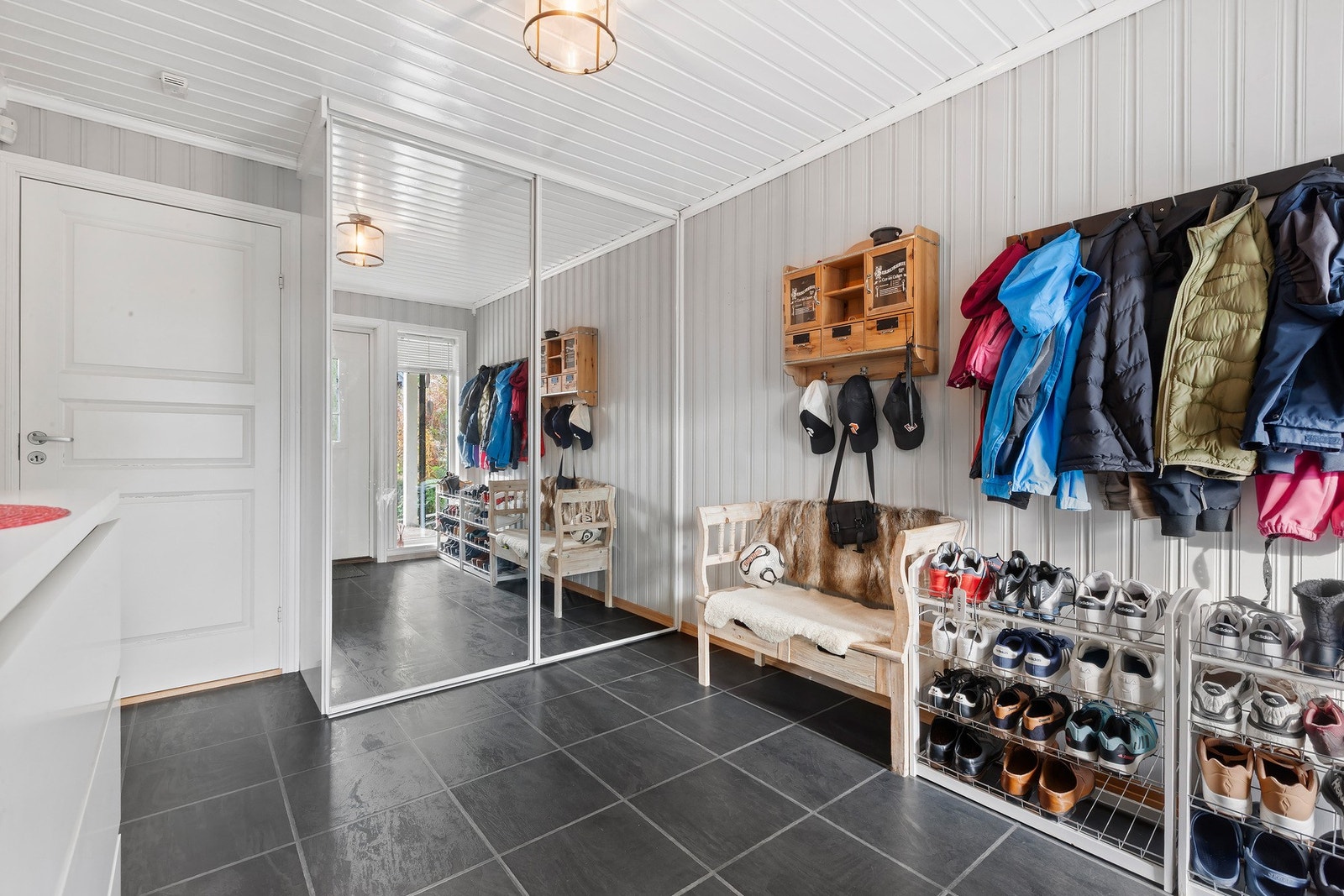 Velkommen inn, romslig entè med god plass til å henge fra seg. Galleribilde