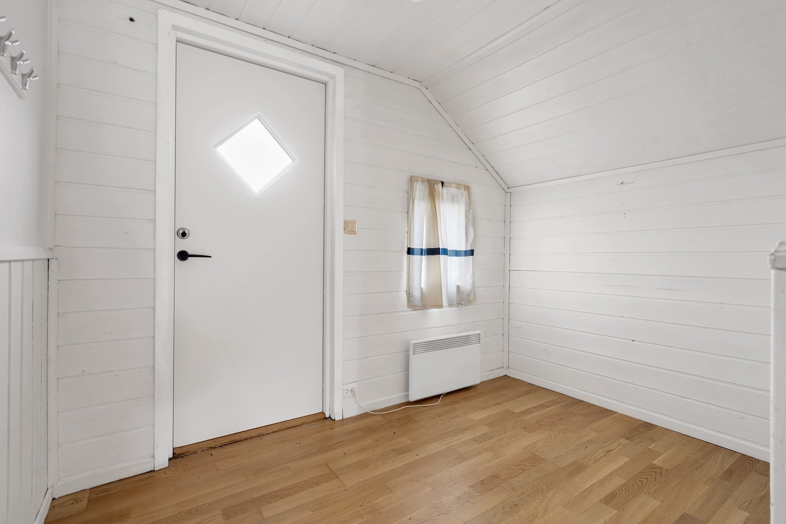 Velkommen inn! I entréen er det gode muligheter for oppbevaring av yttertøy og sko. Galleribilde