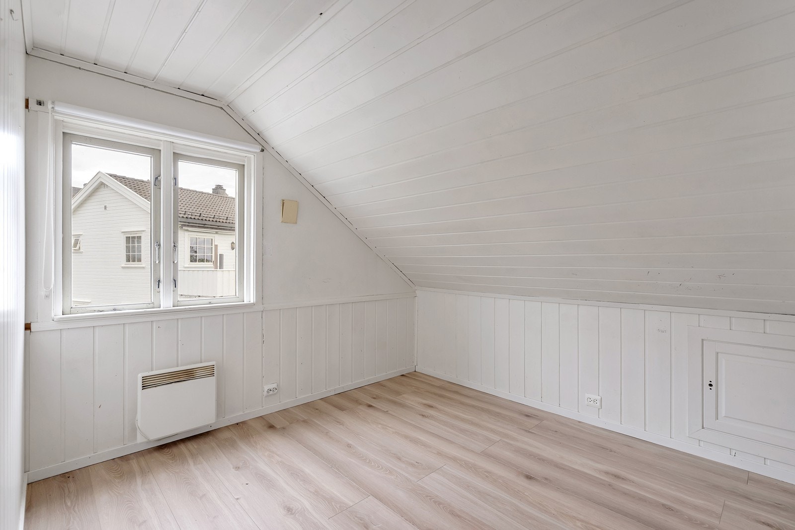 Soverom er også av god størrelse med plass til seng og oppbevaring. Galleribilde