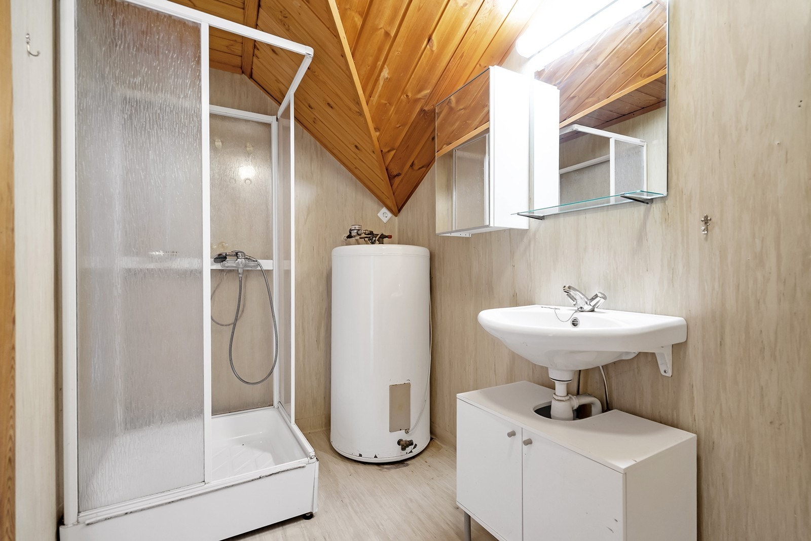 Bad med toalett, dusjkabinett og vask. Galleribilde