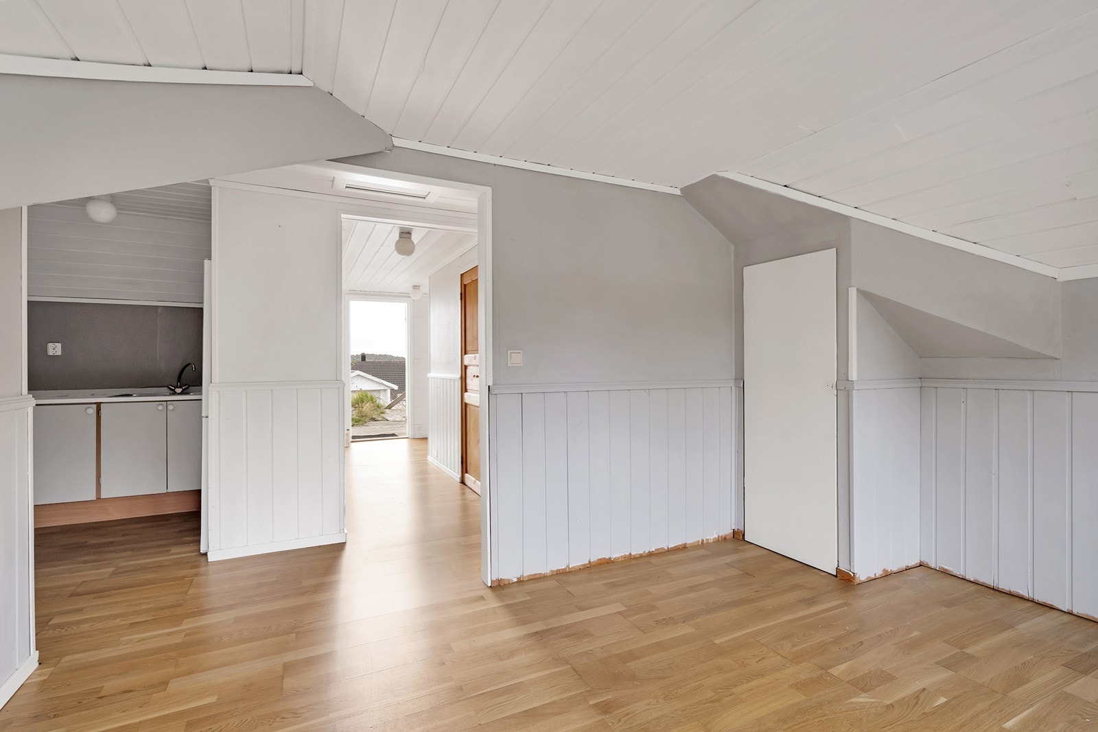 Fra stue er det delvis åpent inn til kjøkken. Galleribilde