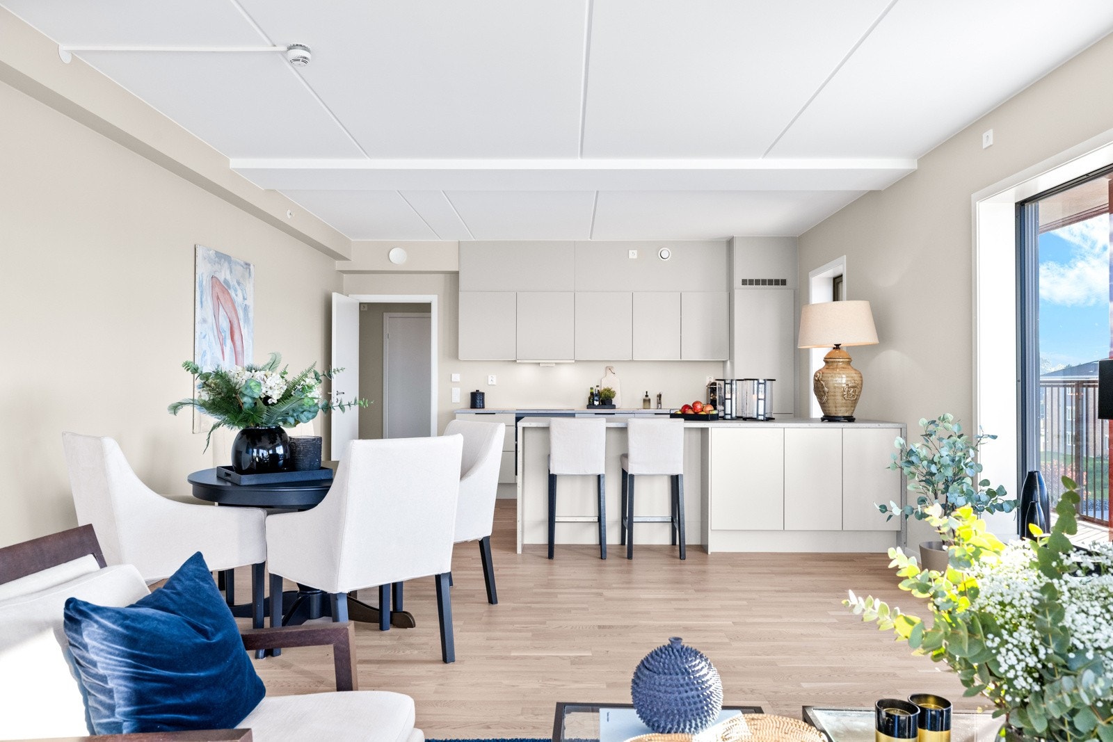 Lyst og moderne interiør som passer de fleste. Tidsriktige farge -og materialvalg. Vannbåren gulvvarme. Galleribilde