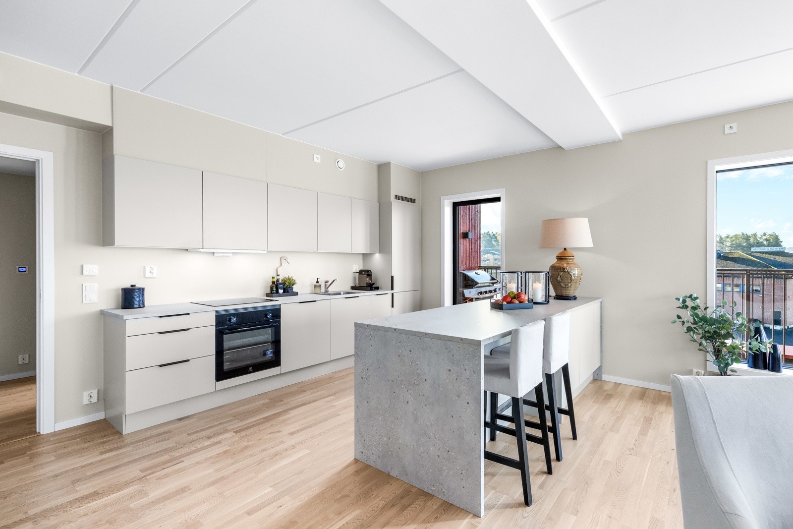 Toppmoderne kjøkken med praktisk spiseøy. Galleribilde