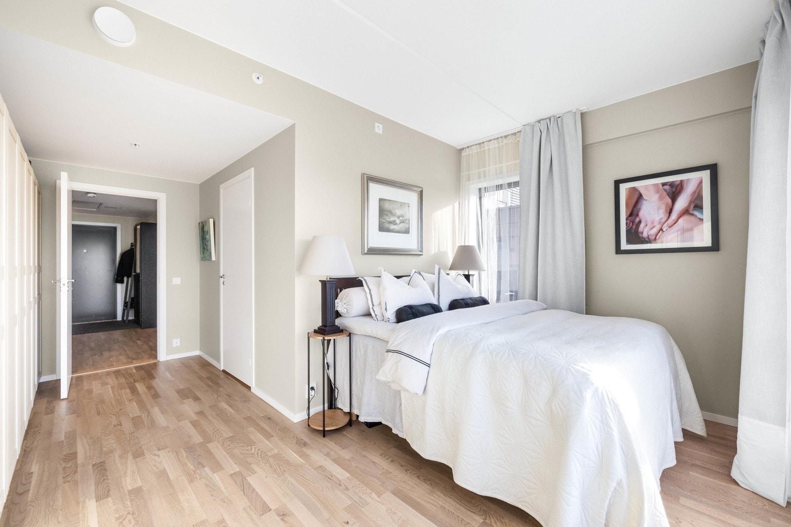 Hovedsoverom i masteravdeling med direkte adkomst inn til badet. Galleribilde