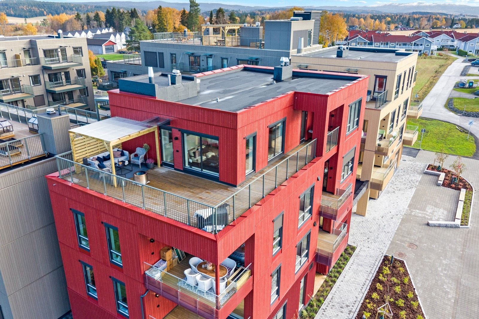 Fantastisk 3r toppleilighet på 84 kvm med 50 kvm solrik terrasse med pergola. 2 biloppstillingsplasser i garasjekjeller. Adkomst via heis. Galleribilde