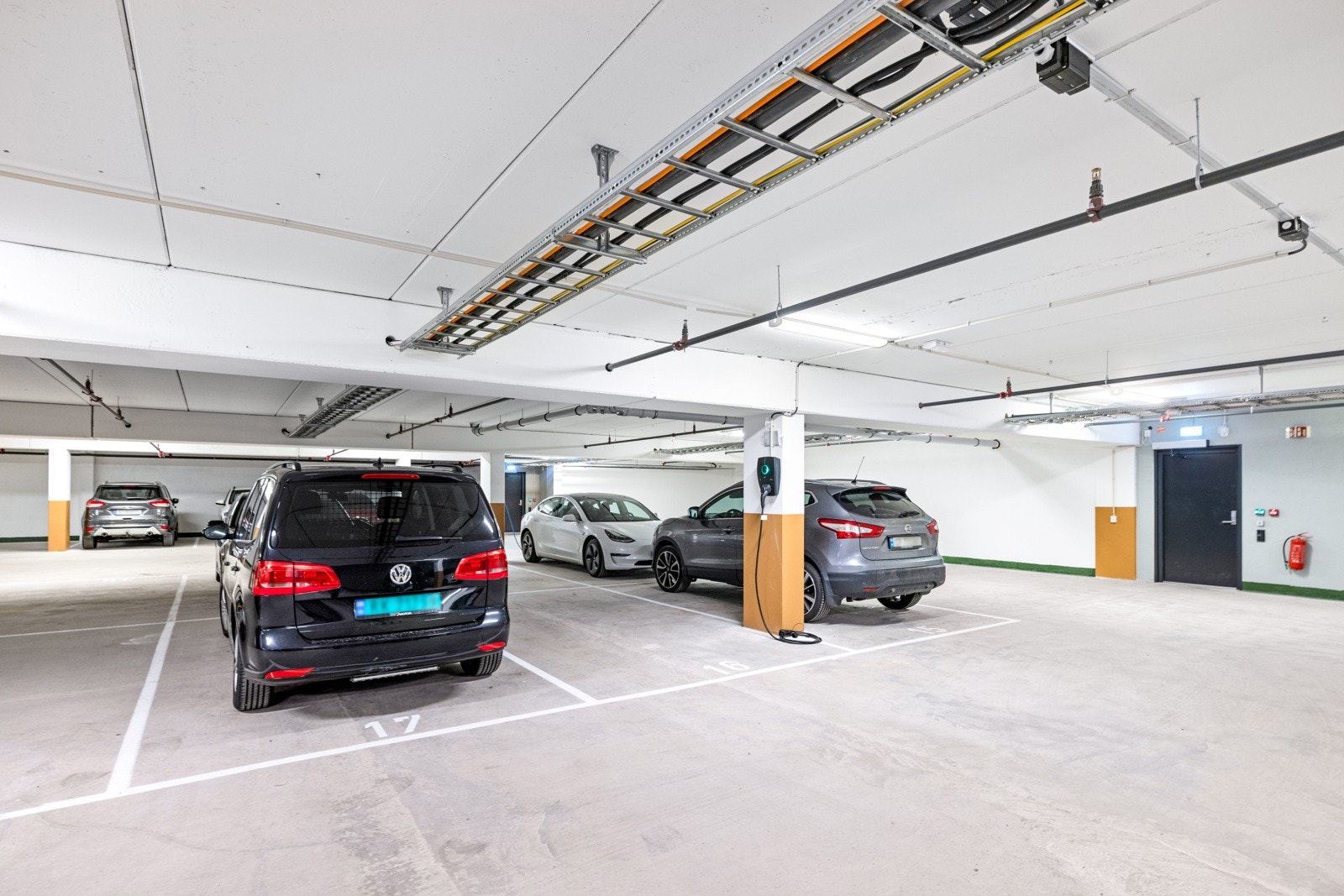 Det medfølger 2 stk biloppstillingsplasser, gode å komme inn/ut av og ligger ved siden av hverandre. En av plassene har el.bil lader. Galleribilde