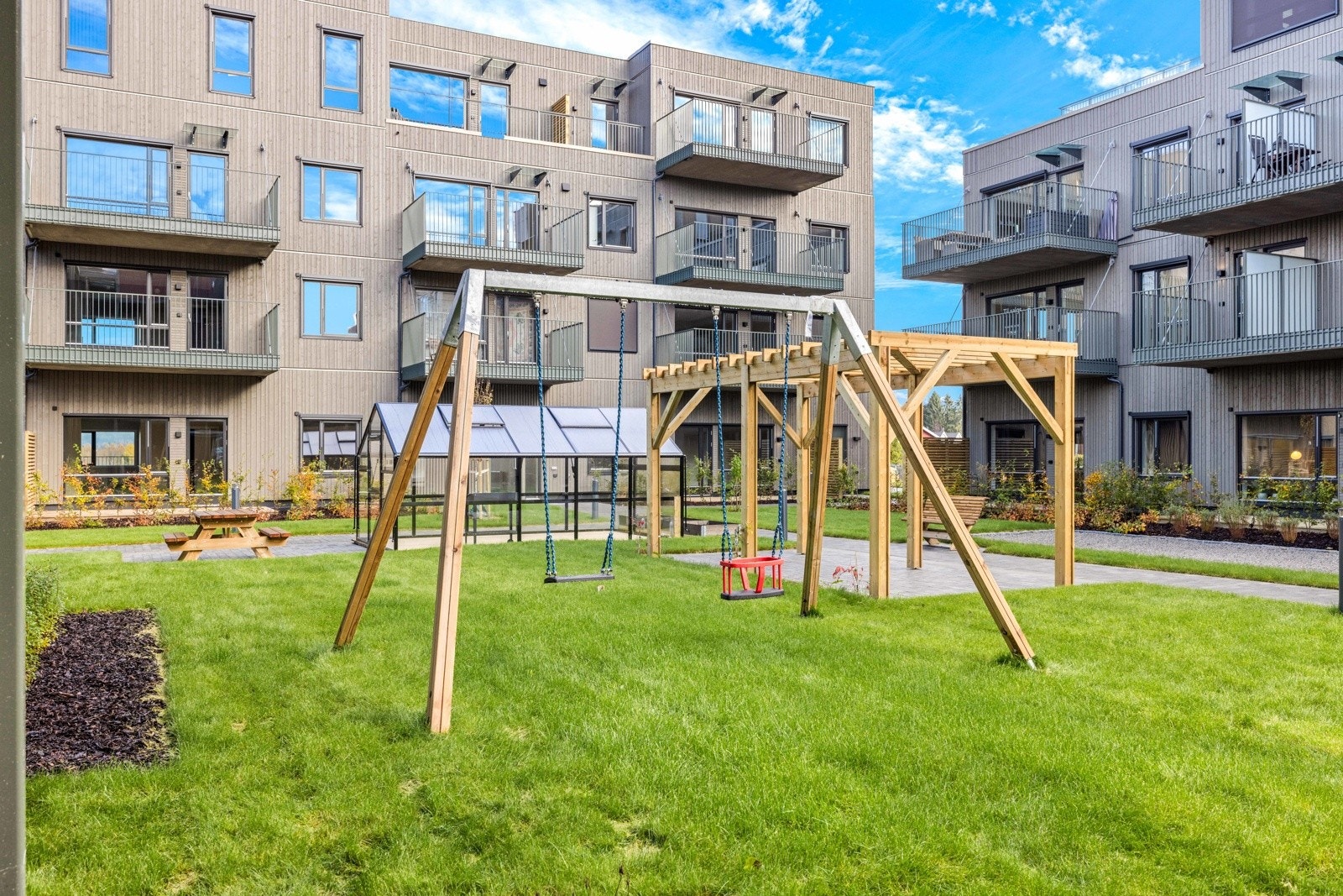 Sameiet er fint opparbeidet med lekeplass, felles hage, drivhus og boccia-bane. Galleribilde