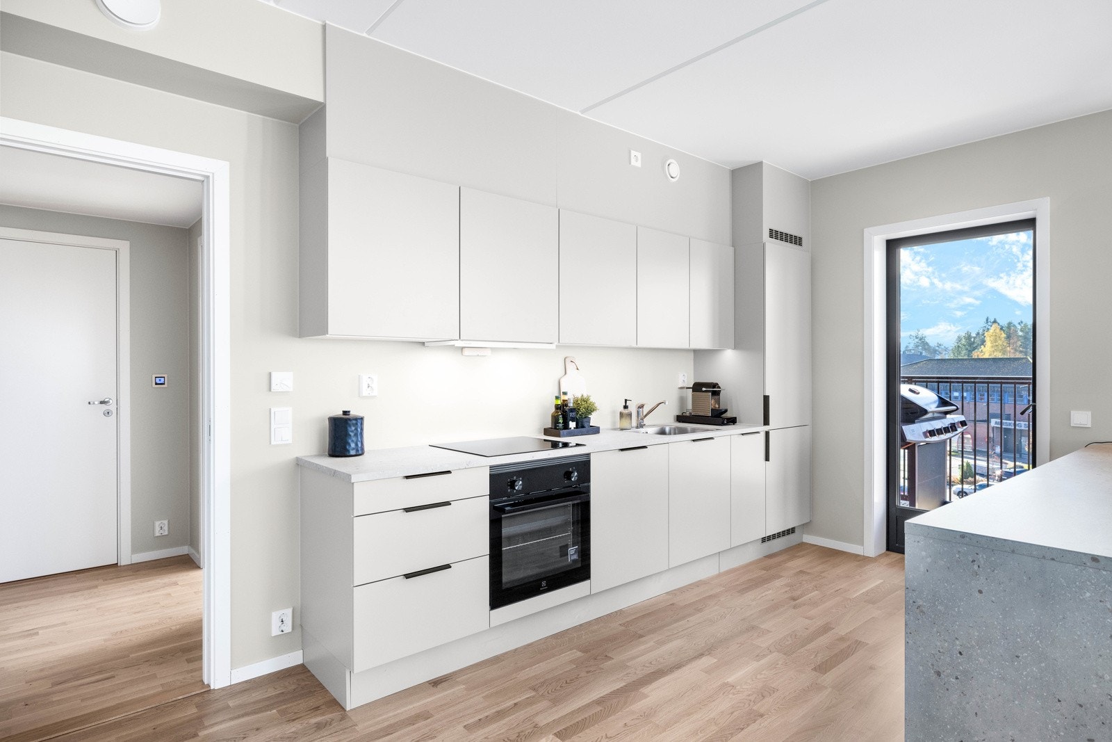 Komplett utstyrt med integrerte hvitevarer som medfølger. Galleribilde