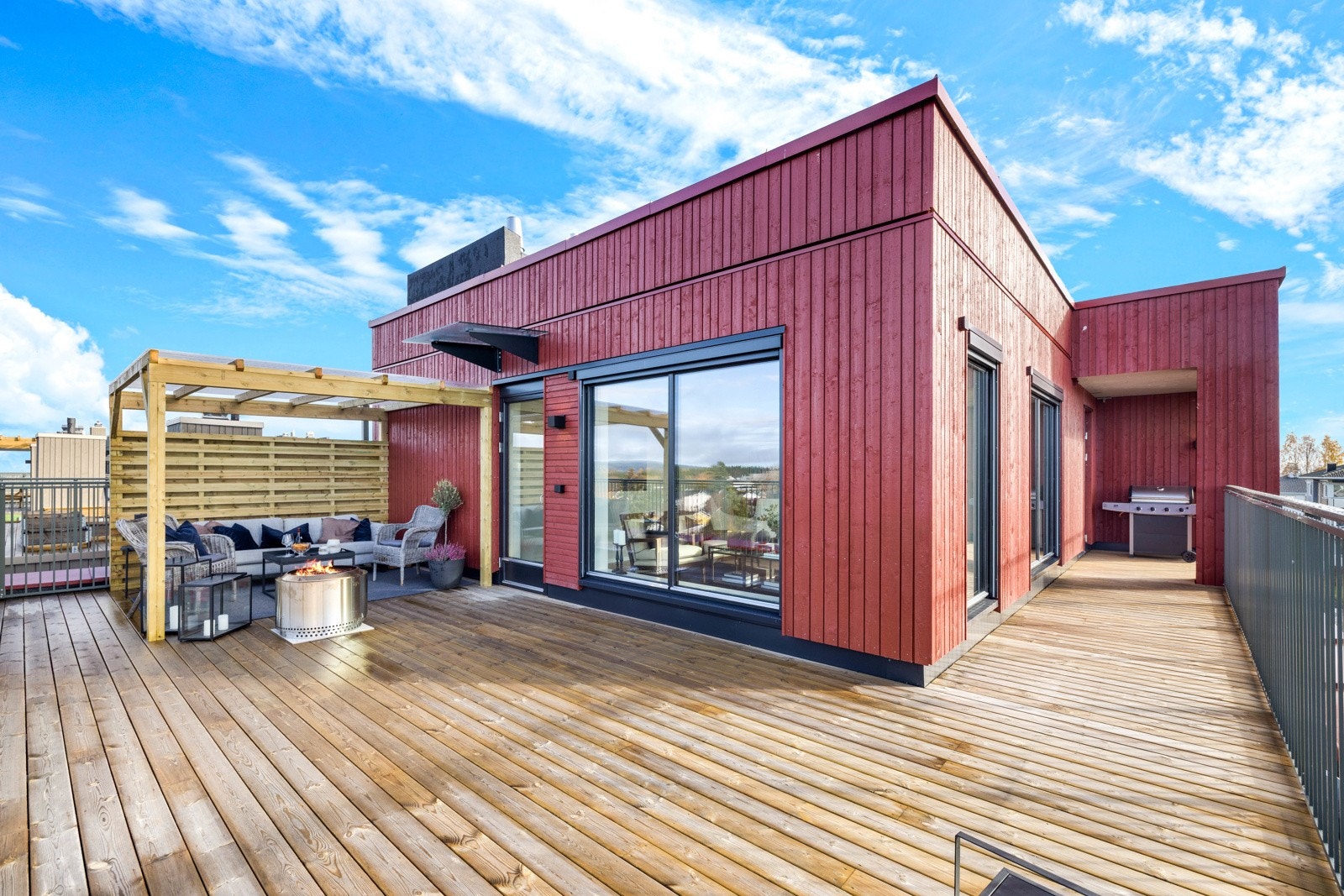 Super internbeliggenhet på "solhjørnet" av bygget. 50 kvm terrasse. Galleribilde