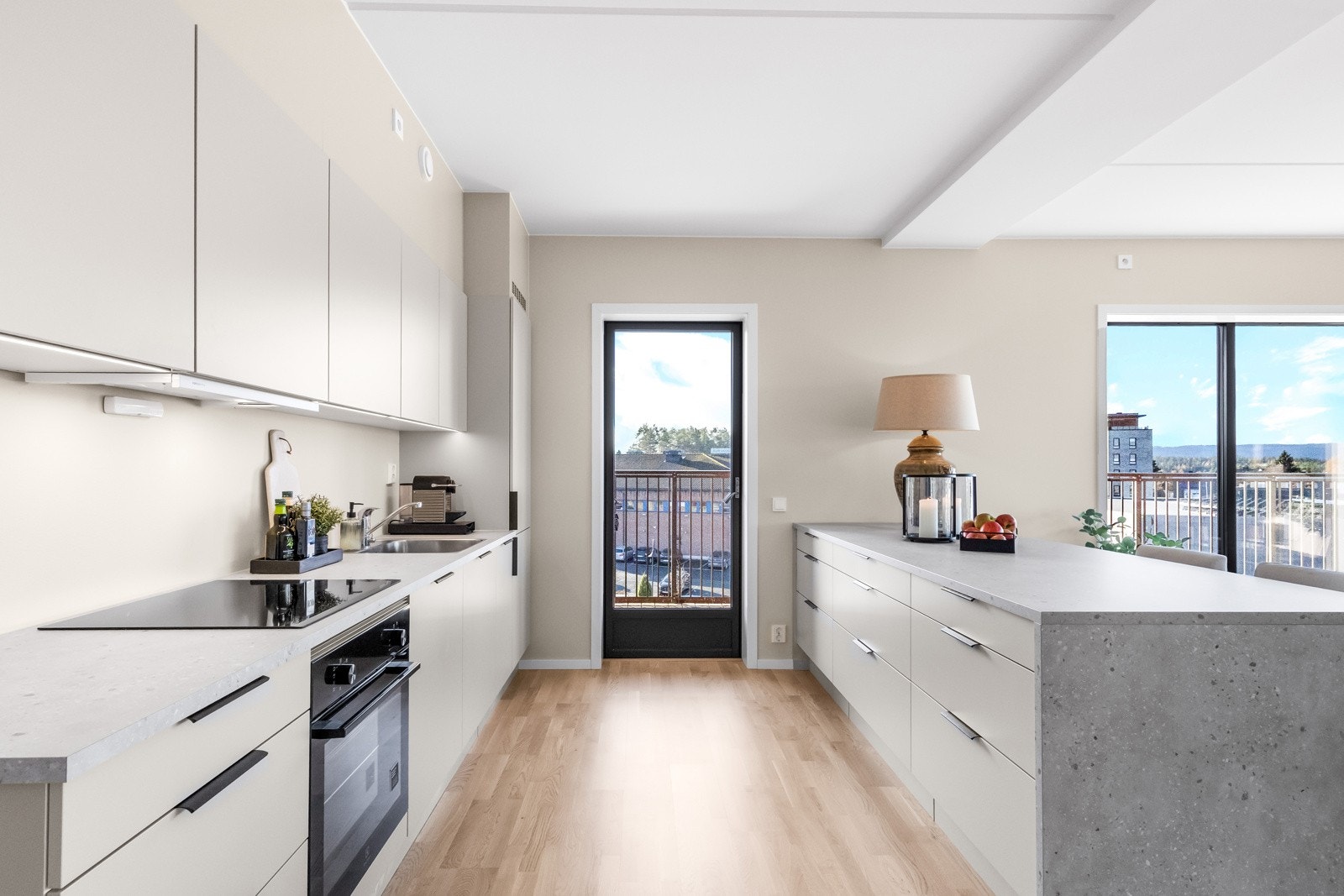 God skap og matlagningsplass. Utgang til terrassen også fra kjøkkenet. Galleribilde