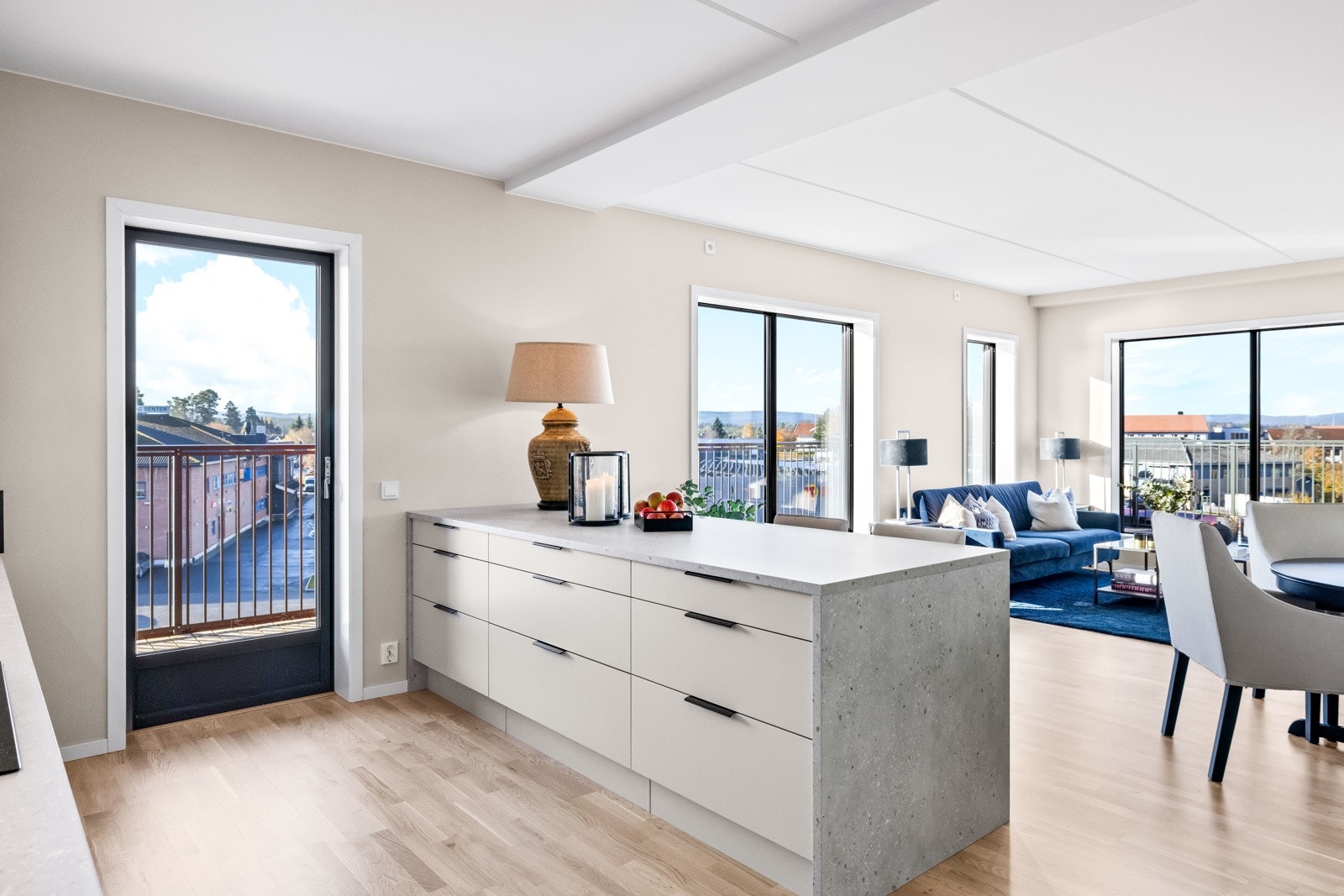 Det er utgang til terrassen fra både kjøkken og stue. Galleribilde