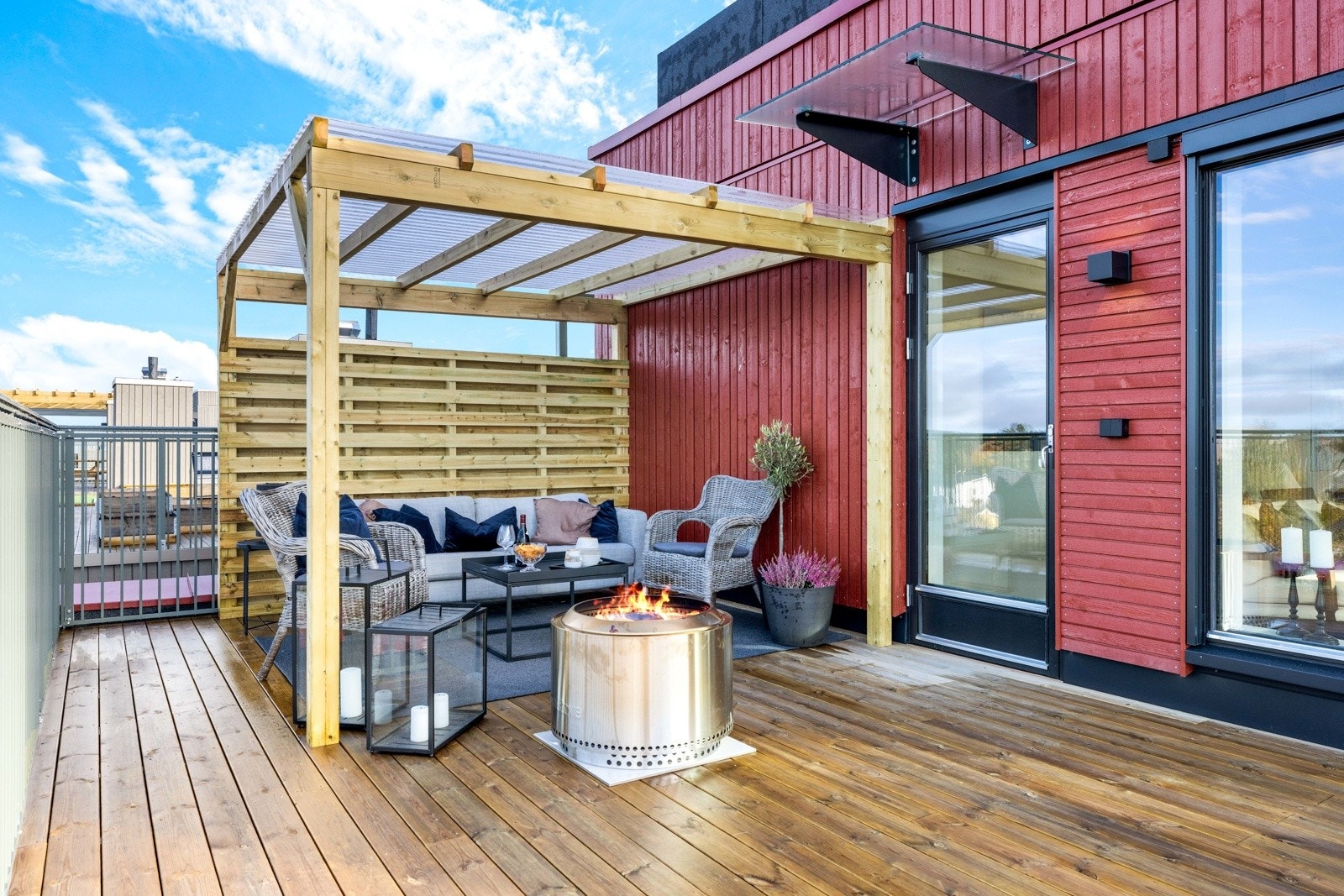 Den private takterrassen er utstyrt med pergola med tak. Galleribilde