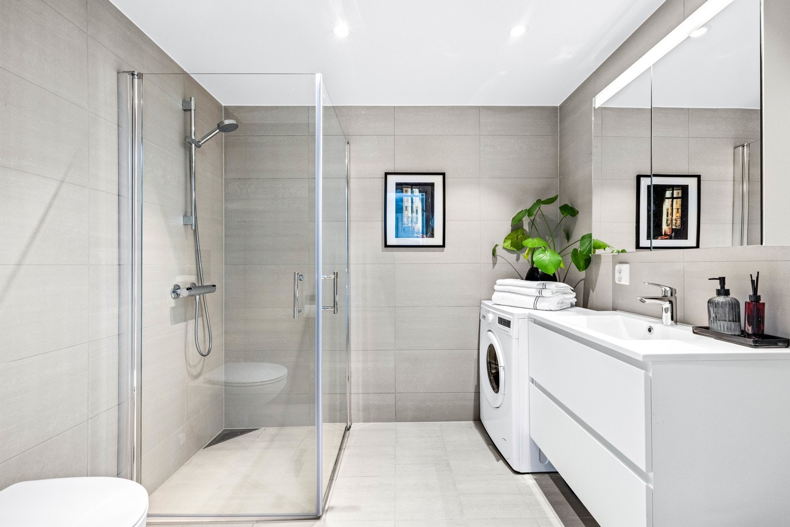 Delikat flislagt bad/wc, romslig og med plass for vaskemaskin/tørketrommel. Galleribilde