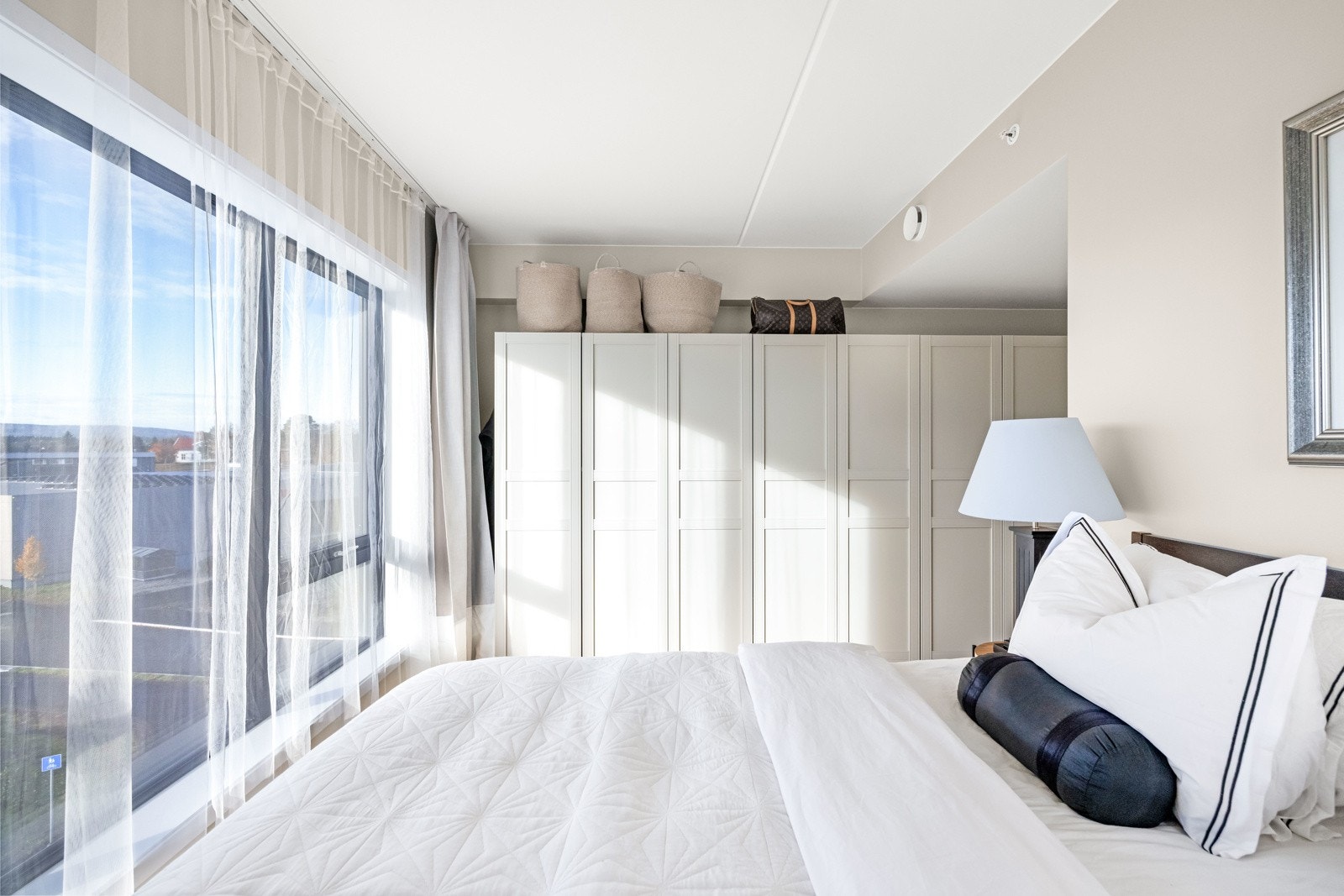 God skapplass på soverommet. Galleribilde