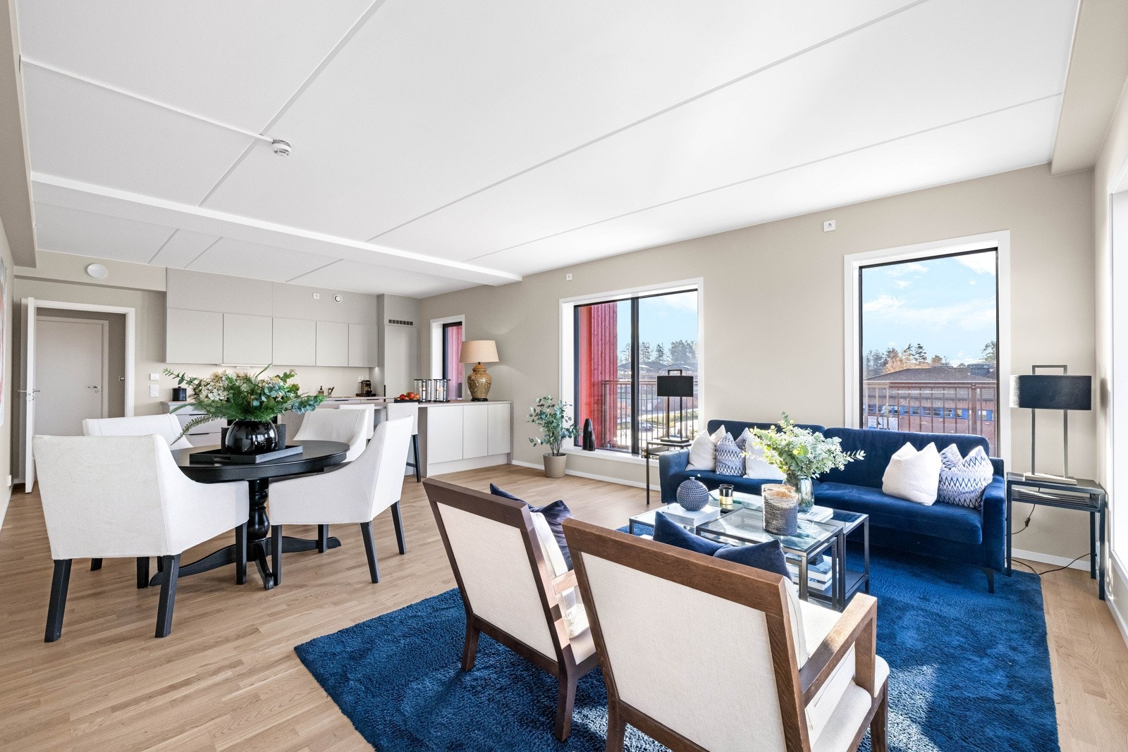 Sosialt allrom med stue og kjøkken i åpen løsning. Galleribilde