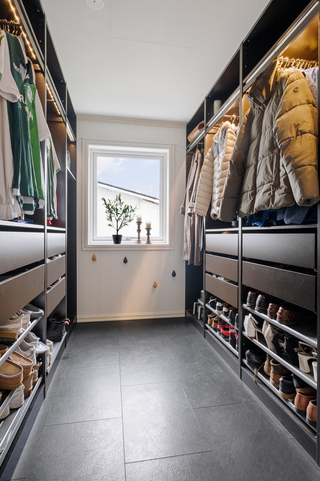 Soverom i første etasje som blir brukt som garderoberom Galleribilde