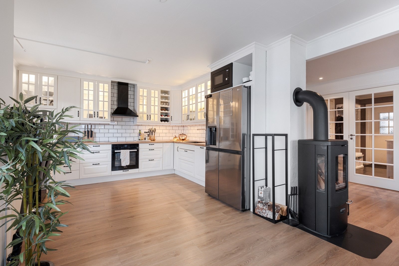 Kjøkkenet er fra byggeåret, men eier har skiftet vask og benkeplate i 2023. Kjøkkenet har overskap, underskap og høyskap med profilerte fronter, benkeplate av laminat, kjøleskap, fryseskap, oppvaskmaskin, platetopp, stekeovn og vannstoppsystem Galleribilde