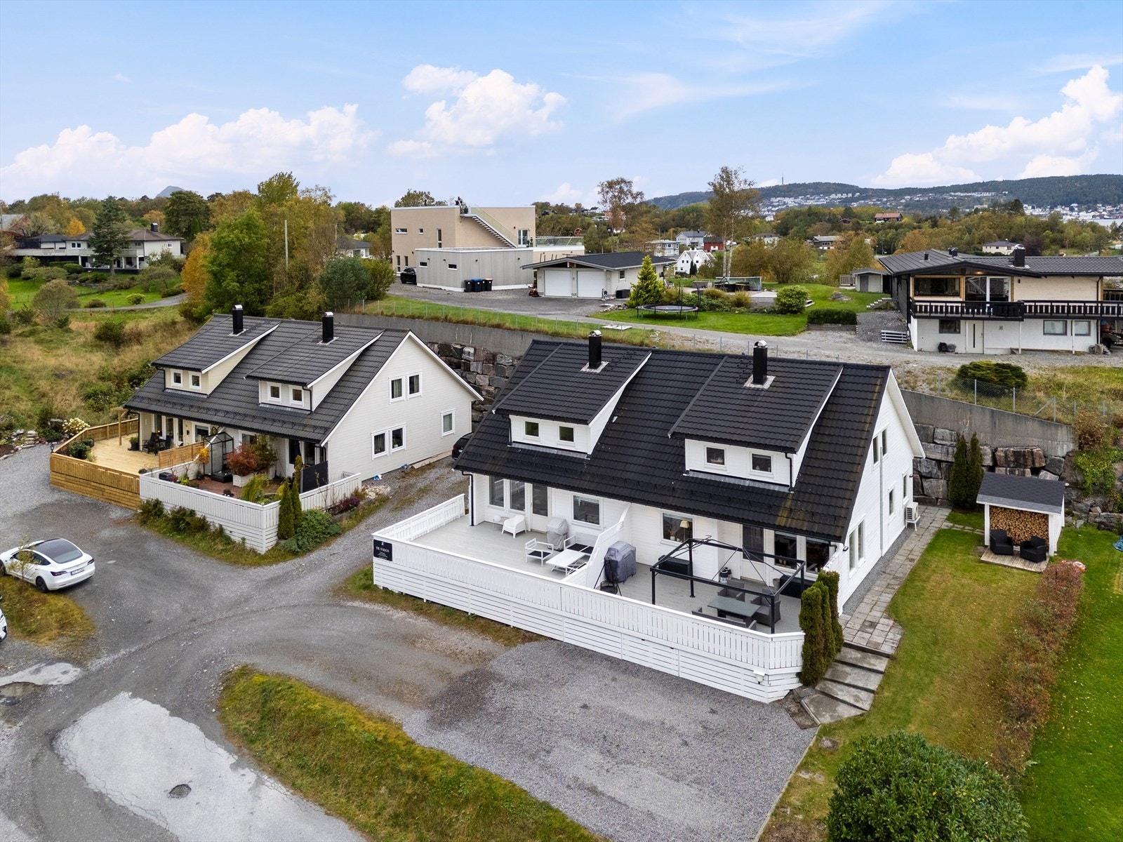 Velkommen til Pettermarka 12. Boligen ligger som ende mot øst i en rekke med 4 boliger. Galleribilde