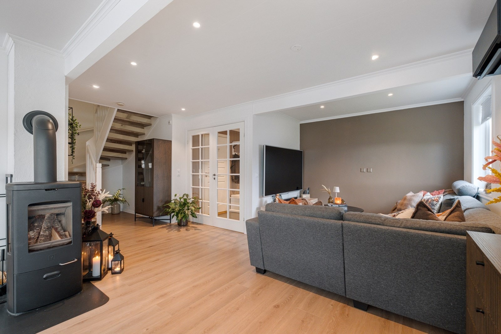 Det er laget til en litt større stue på boligen ved å ta av ene soverommet. Dette kan enkelt omgjøres om man har behov for et ekstra soverom. Galleribilde