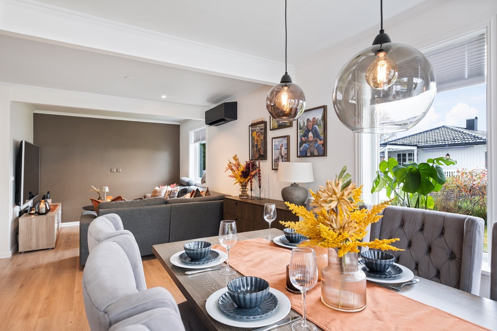 God plass til både spisestue og sofagruppe Galleribilde