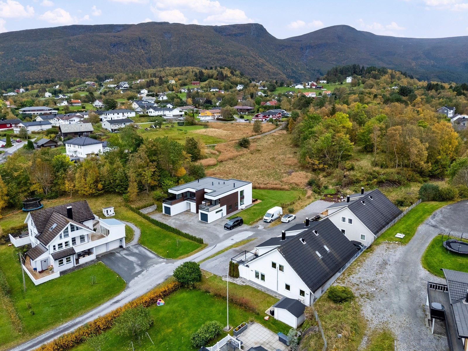 Boligen ligger i et romlig område uten trafikk. Husk å melde dere på visningen! Galleribilde