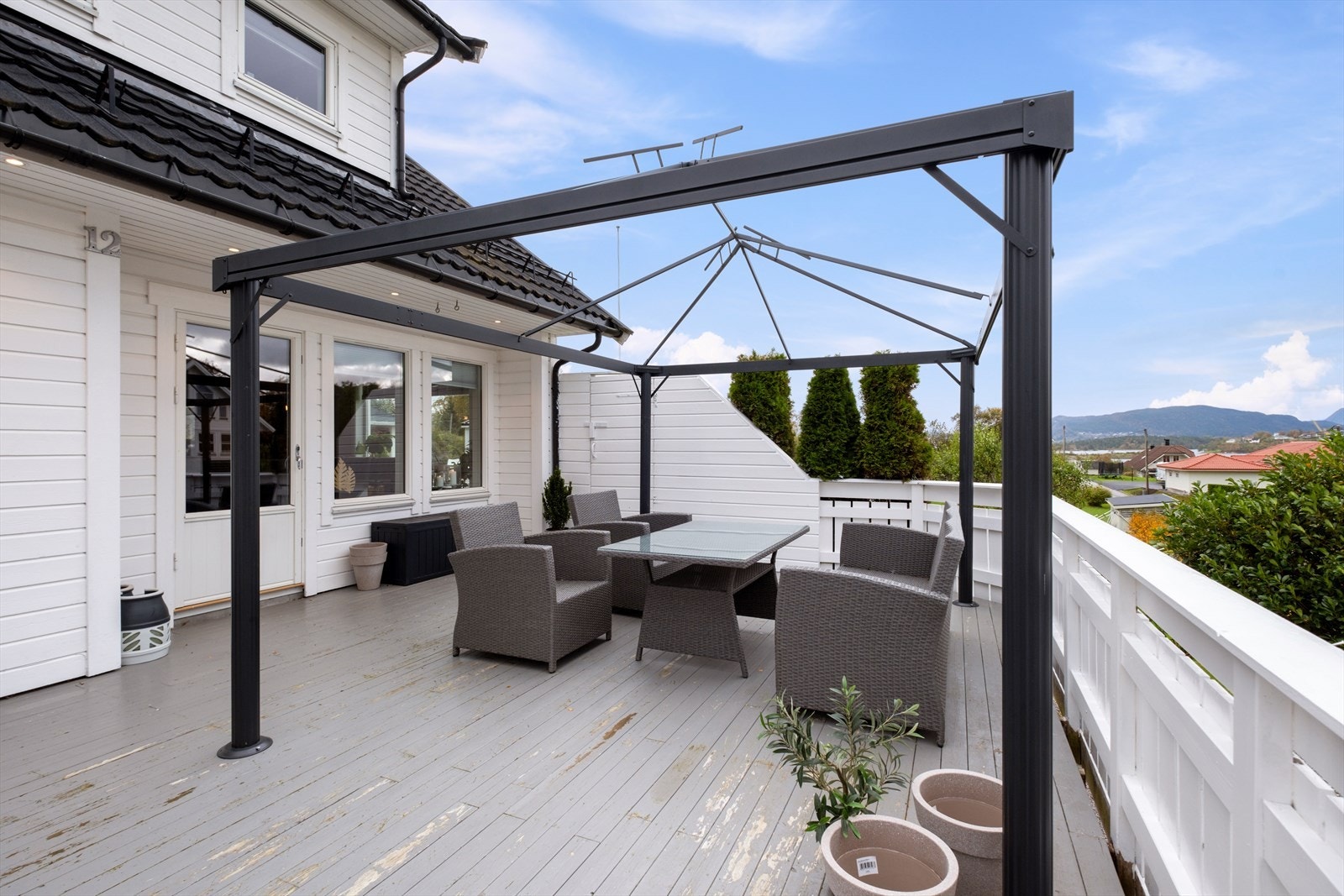 Stor terrasse med paviljong og fin utsikt Galleribilde