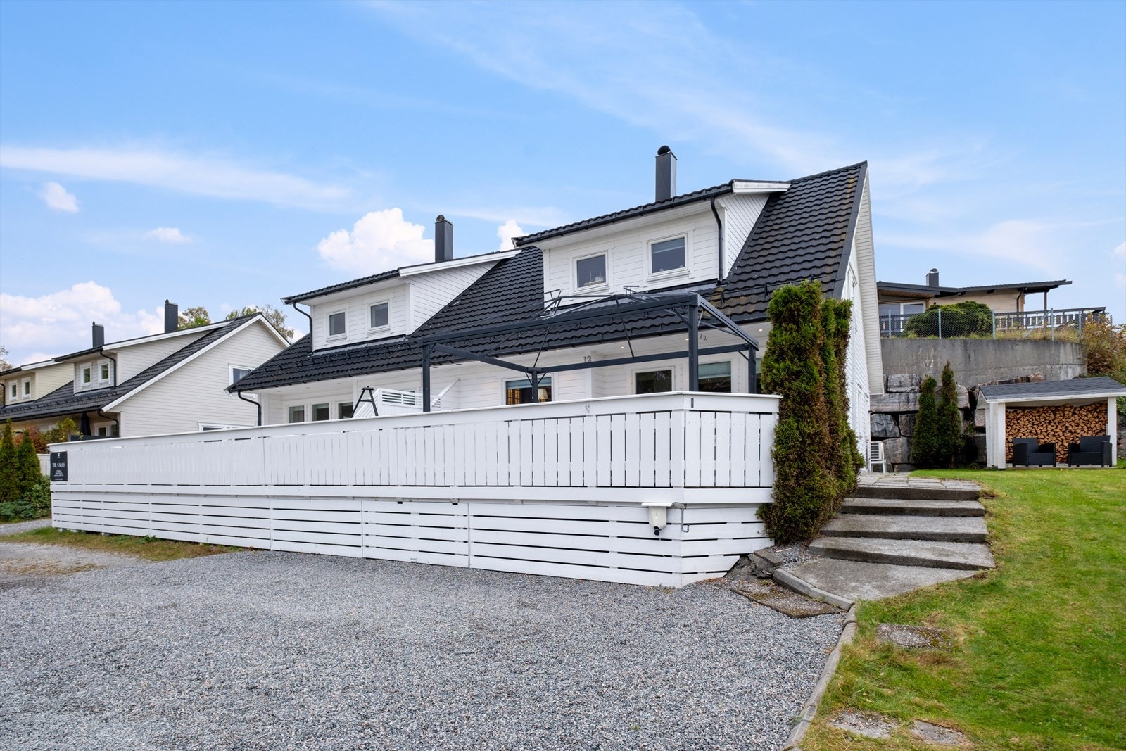 Boligen har fin utsikt mot øst og en egen hage Galleribilde