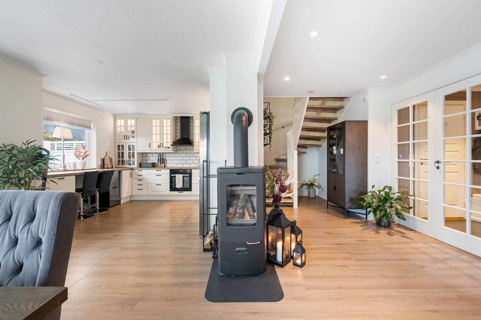 Åpen stue/kjøkkenløsning med vedovn Galleribilde