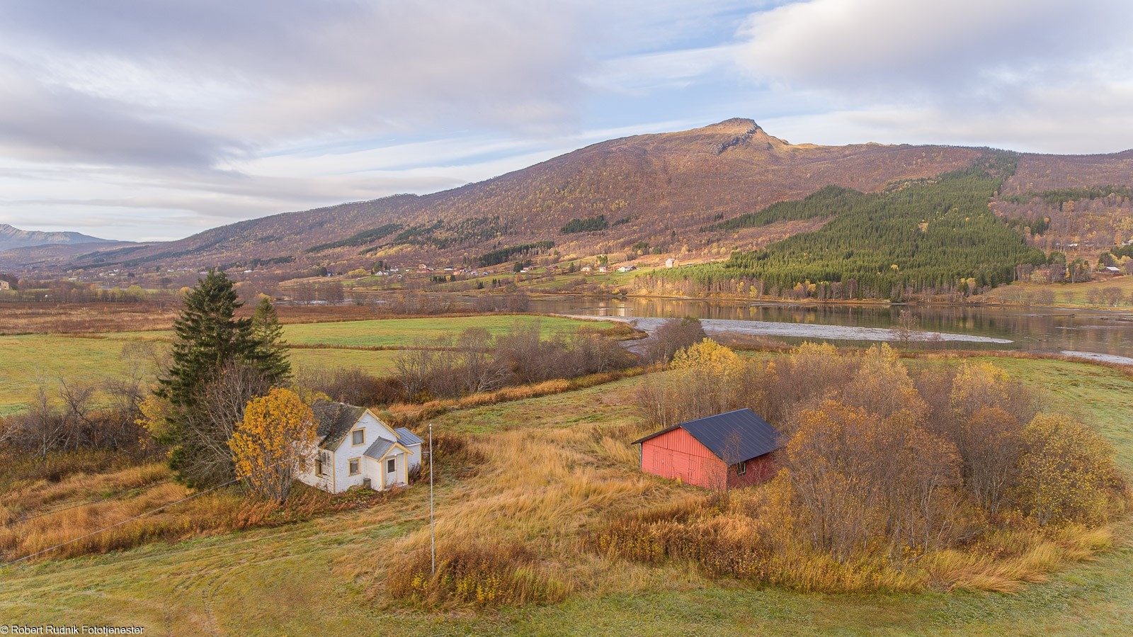 Aktiv Finnsnes presenterer Sultindvikveien 278! Stor landbrukseiendom på ca 296 daa med fiskerett i Rossfjordvassdraget og nydelig beliggenhet - renoveringsobjekt. Galleribilde
