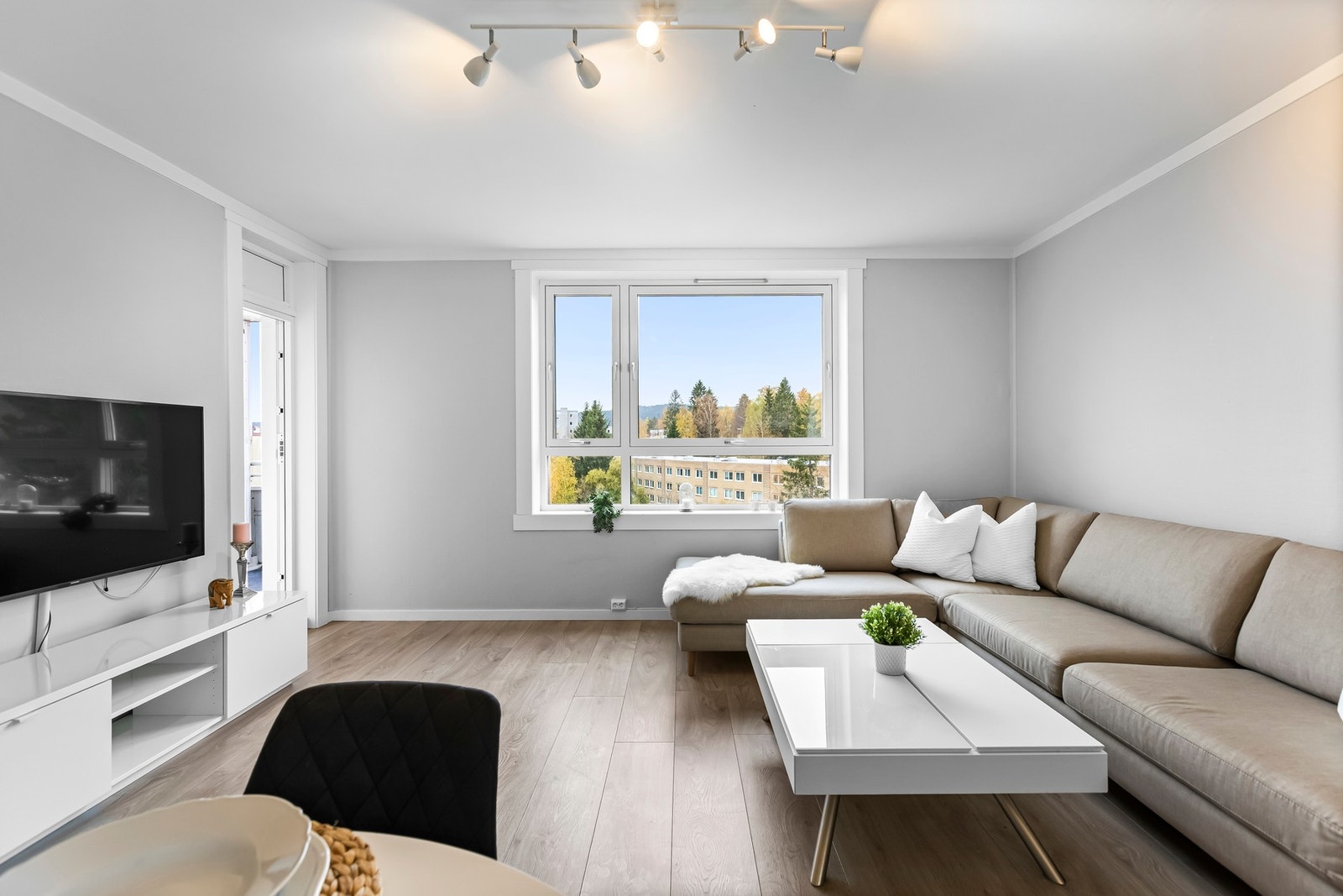 Lys og romslig stue med direkte utgang til balkongen. Galleribilde