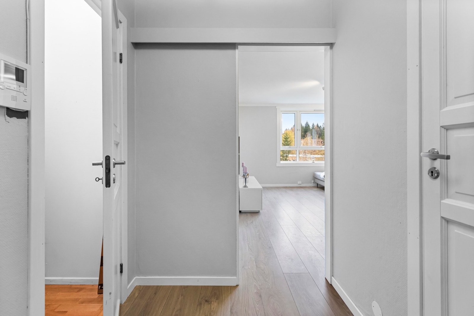 Velkommen inn - lys innbydende entré Galleribilde