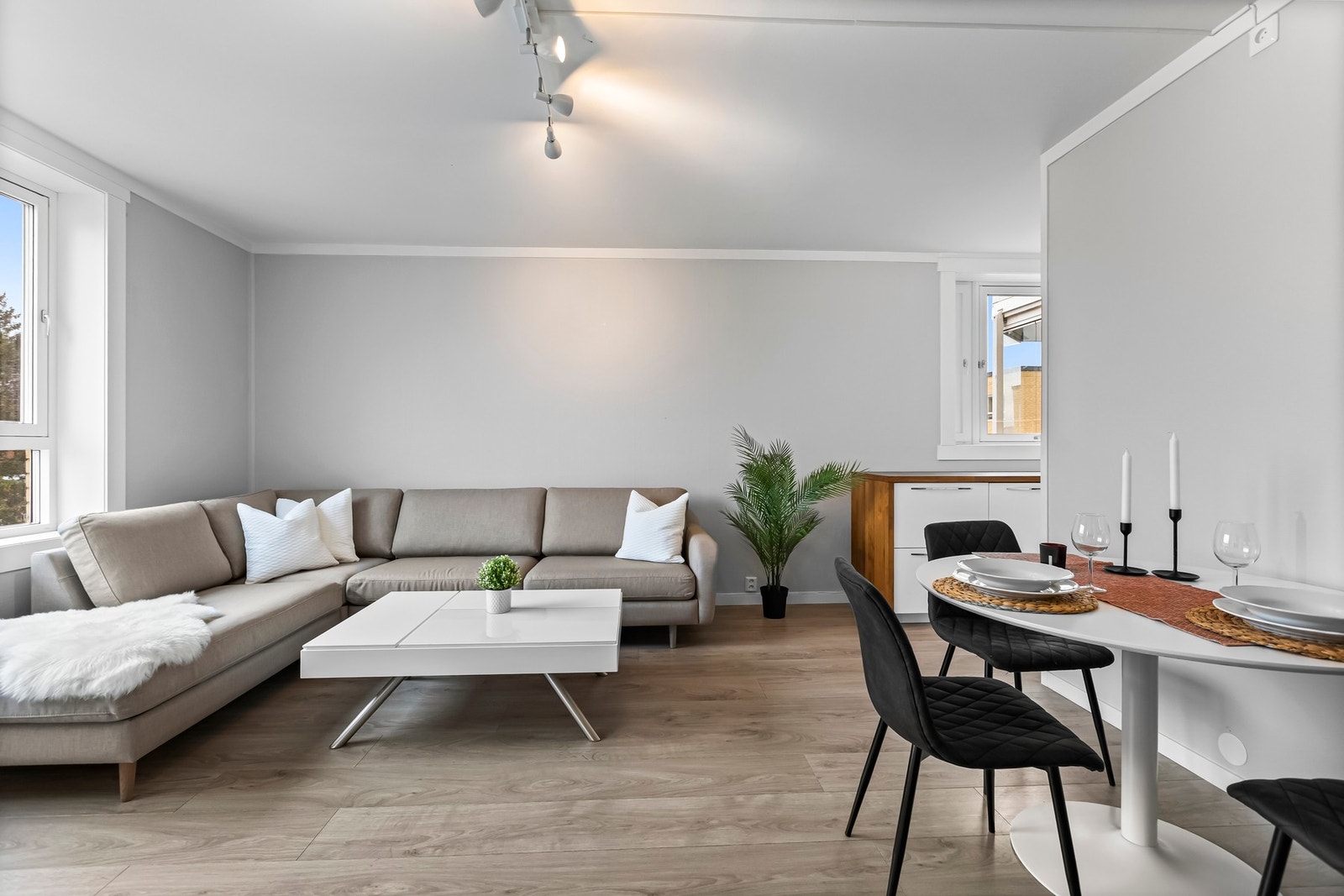 Romslig oppholdsrom med plass til både sofa og spisebord. Galleribilde