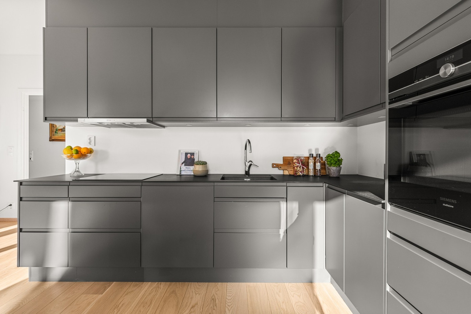 Godt med benkeplass og skapplass bidrar til et arbeidsvennlig og funksjonibelt kjøkken Galleribilde