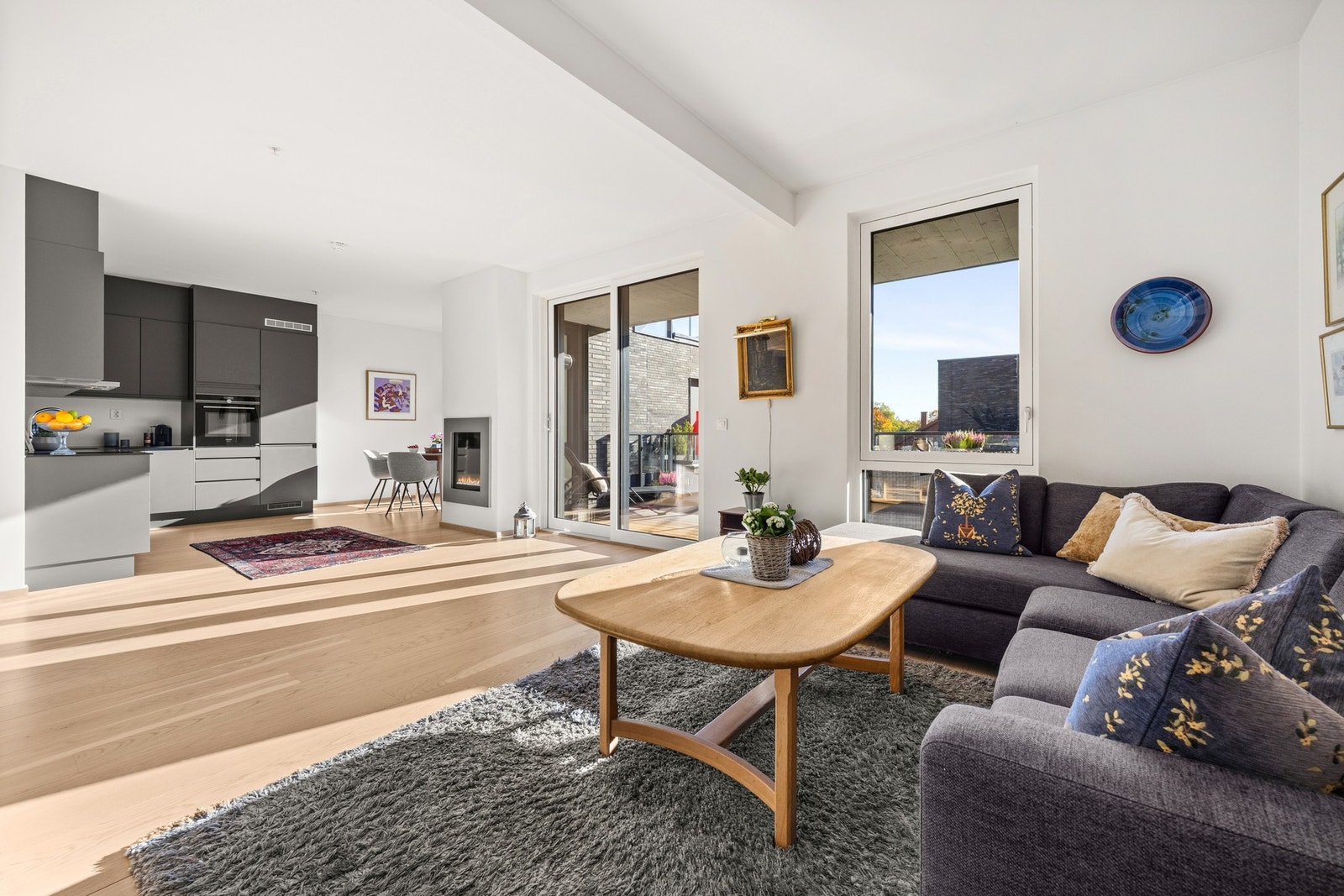 En innbydende 2(3)-roms leilighet i 2. etasje med gjennomgående lys atmosfære, god planløsning og solrik balkong Galleribilde