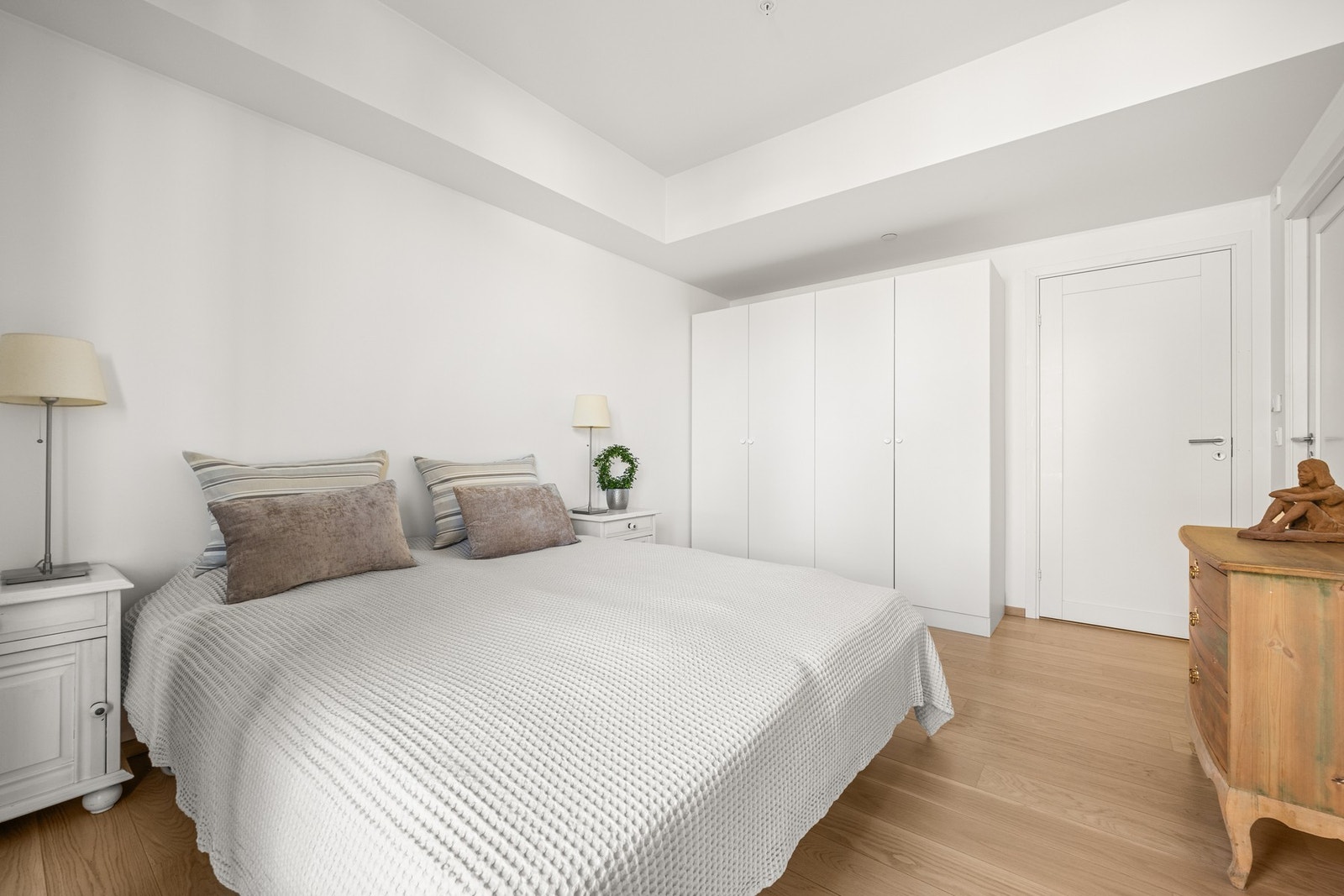 På soverommet finner du en funksjonell garderobeløsning som gir god oppbevaring. Galleribilde