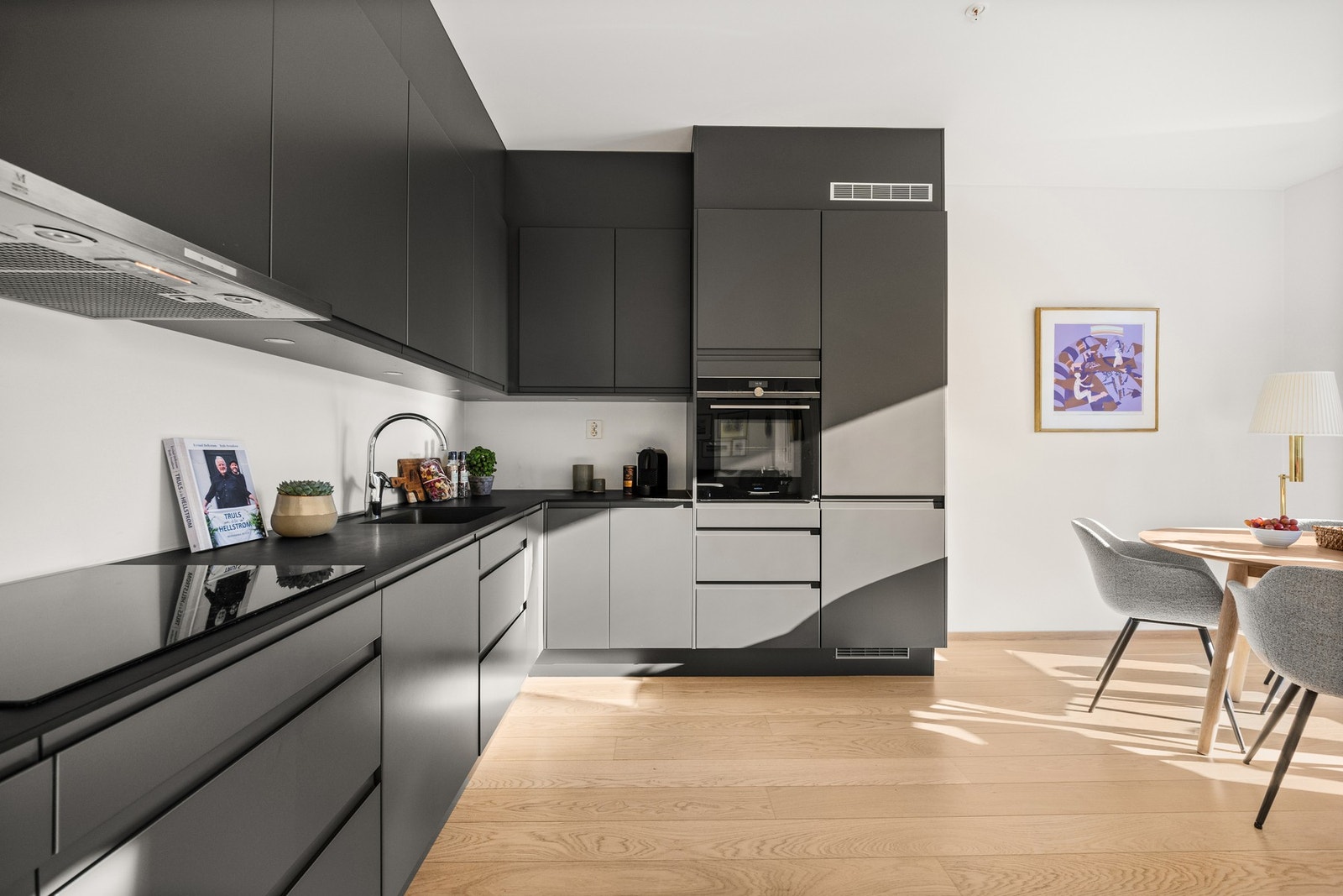 Leiligheten har et stilrent og moderne kjøkken fra 2021 med profilerte fronter Galleribilde