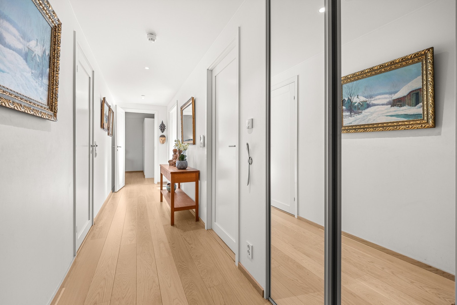 Velkommen inn! Leiligheten har et romslig og innbydende inngangsparti med god plass til å oppbevare sko og yttertøy Galleribilde